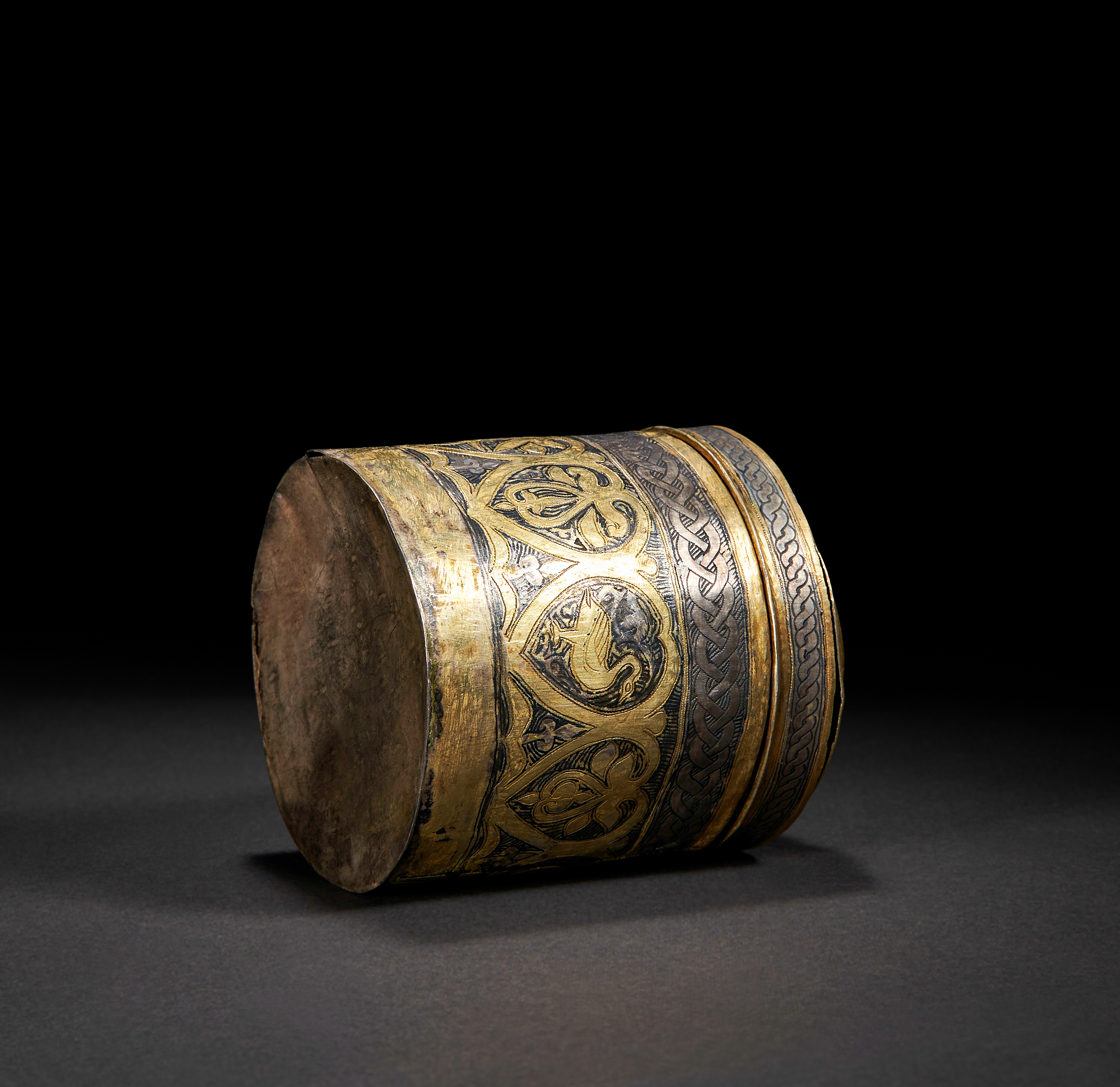 AN IMPORTANT PARCEL-GILT SILVER PYXIS, CENTRAL ASIA OR CILICIAN ARMENIA, 7TH-10TH CENTURY - Image 6 of 6