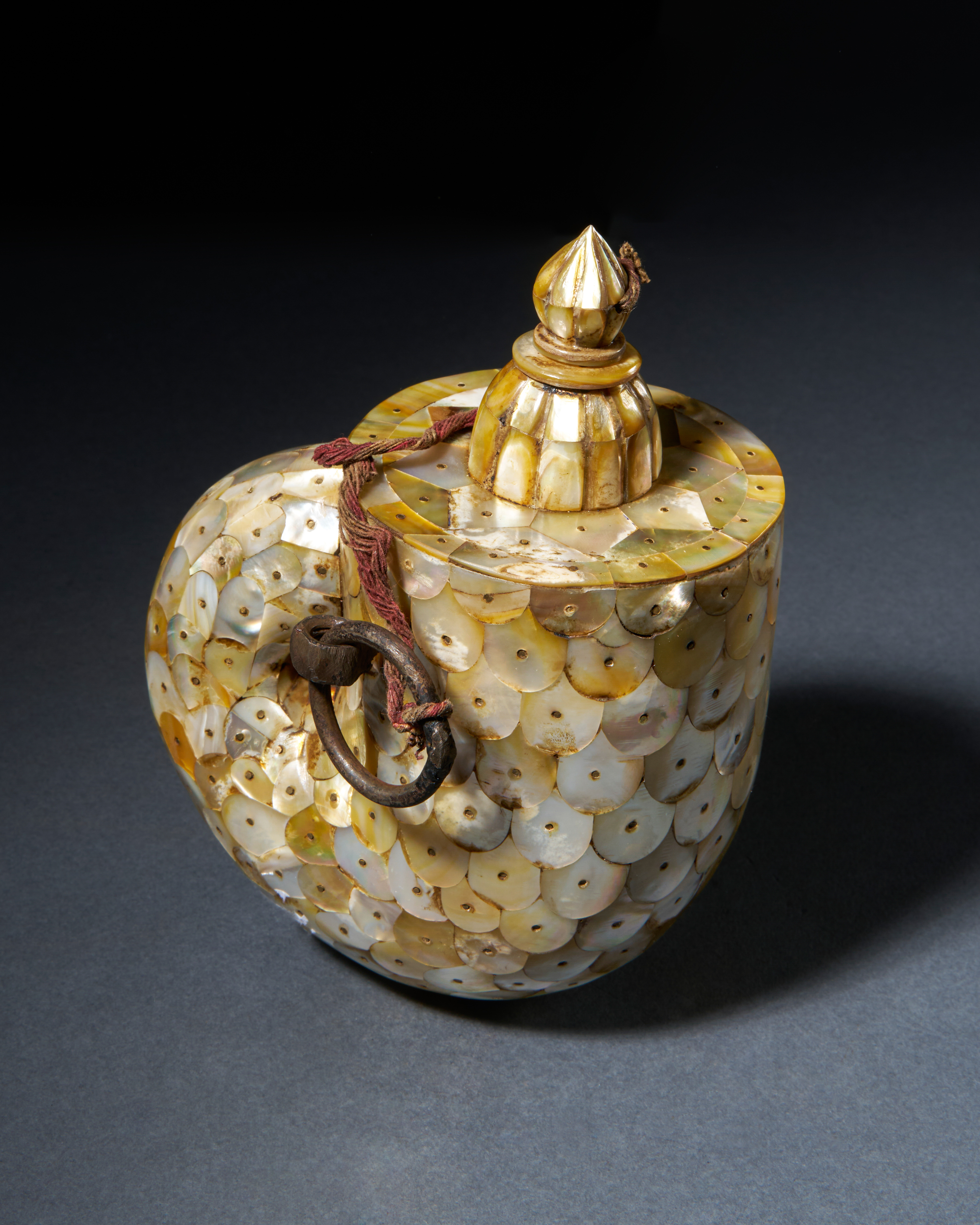 A MOTHER OF PEARL GOA POWDER FLASK, GUJARAT, WESTERN INDIA, 18TH/19TH CENTURY - Image 2 of 3