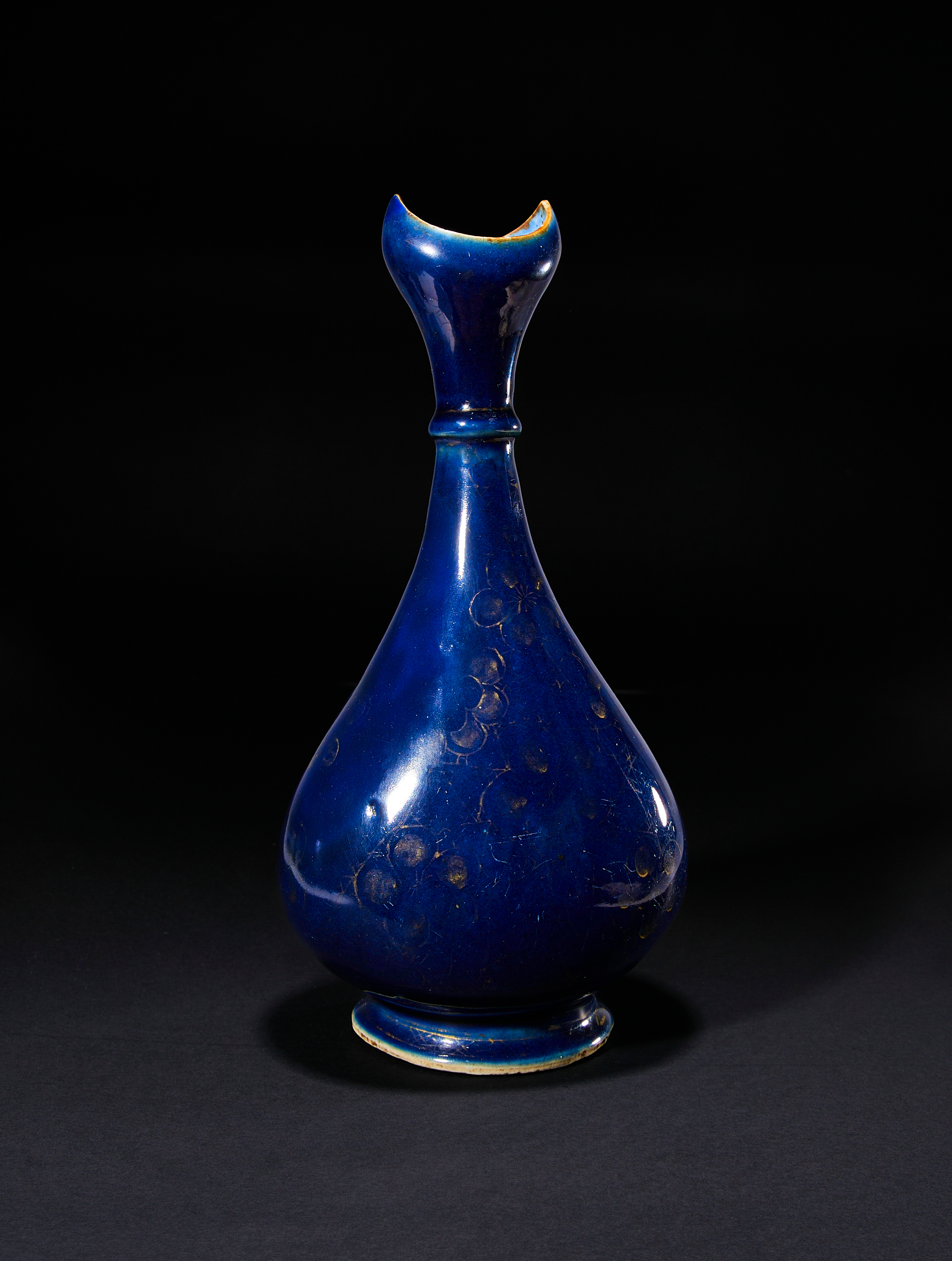 A CHINESE BLUE GLAZED & GILT PORCELAIN EWER FOR THE OTTOMAN MARKET, KANGXI PERIOD (1662-1722) - Image 2 of 4