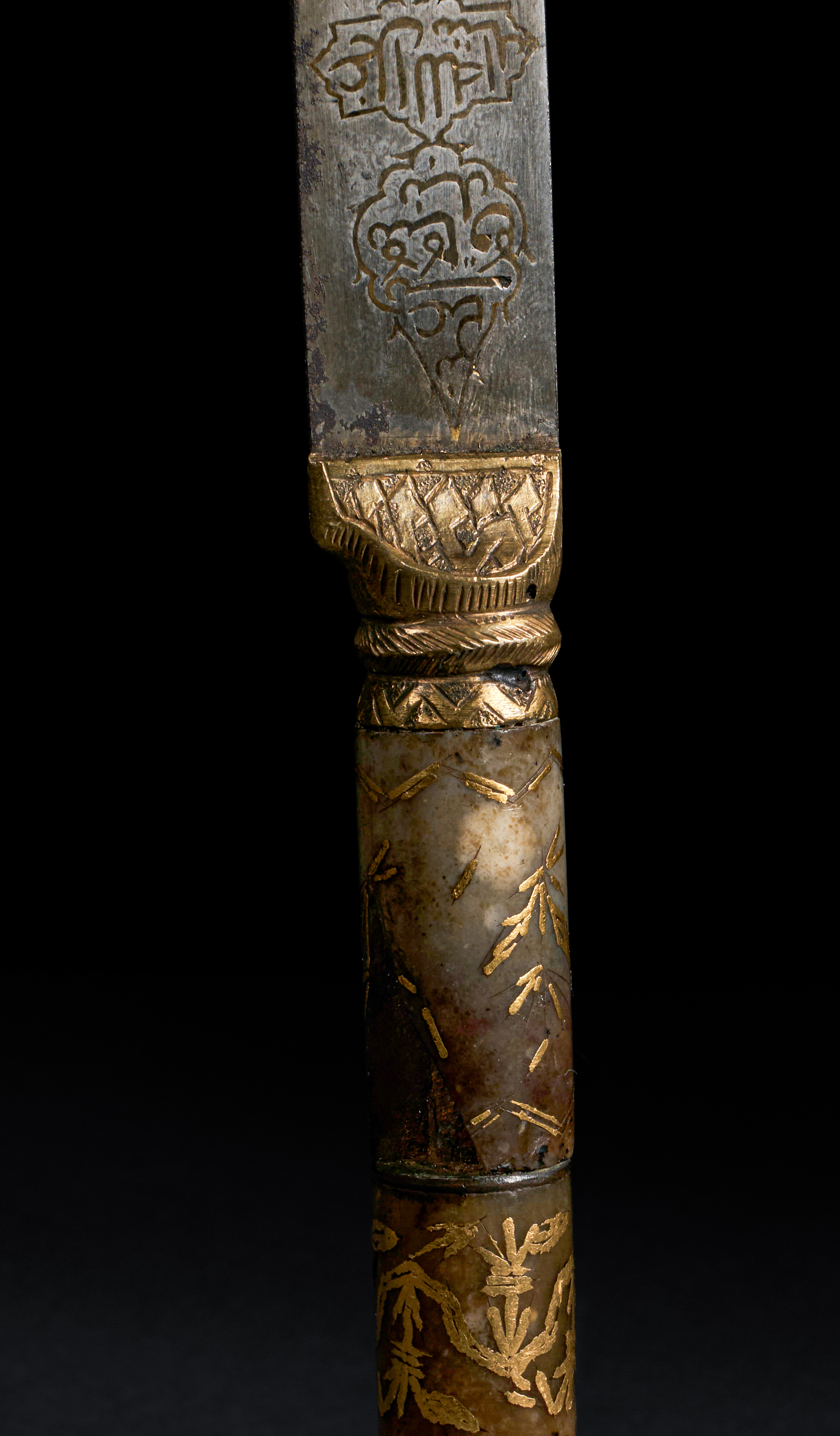 A JADE HILTED AND GOLD-DAMASCENED WATERED-STEEL DAGGER (KARD) 18TH CENTURY, PERSIA - Image 2 of 5