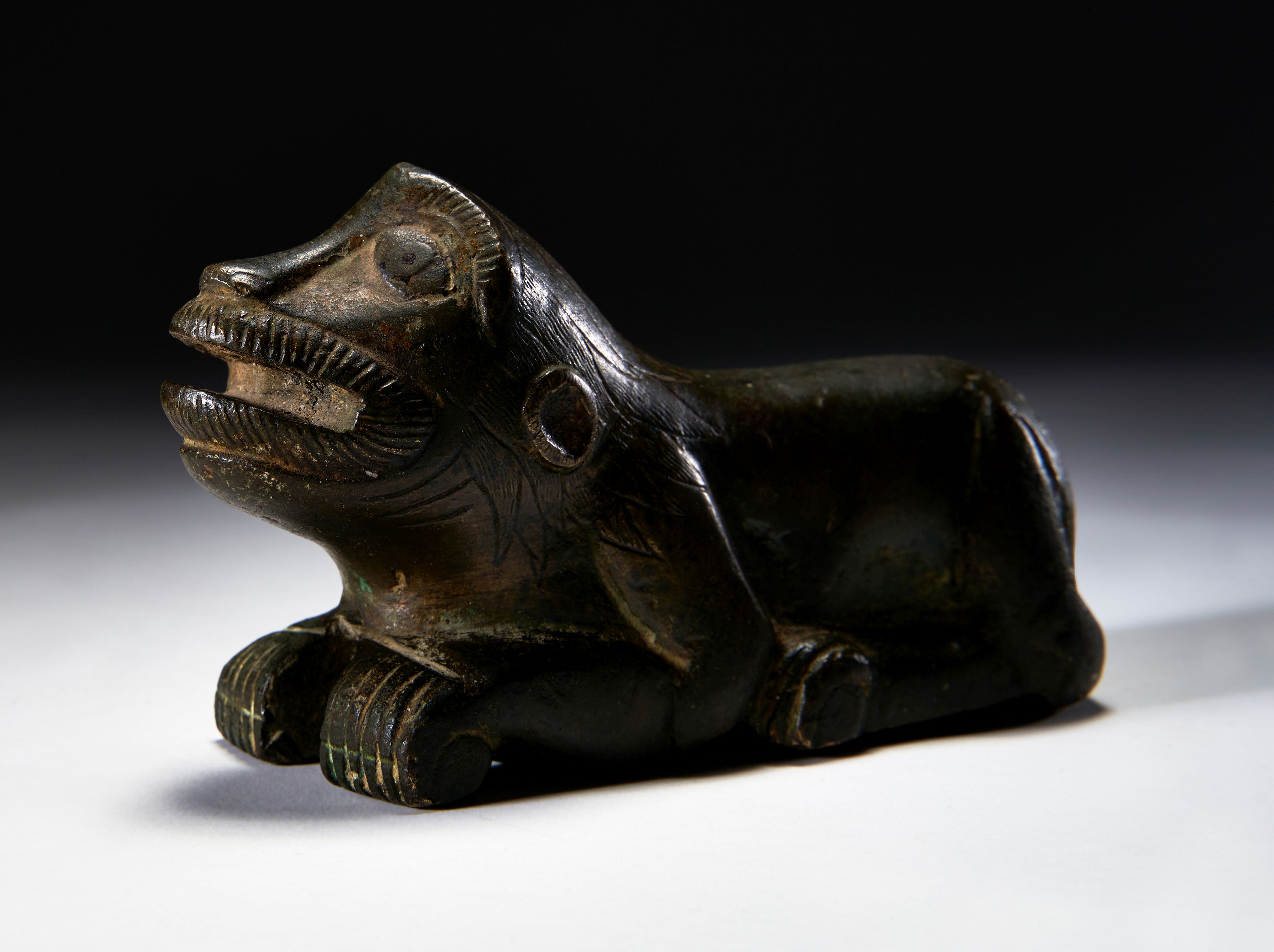 A LARGE BRONZE WEIGHT IN THE FORM OF A FELINE, PROBABLY SICILIAN OR SPANISH - Bild 3 aus 3
