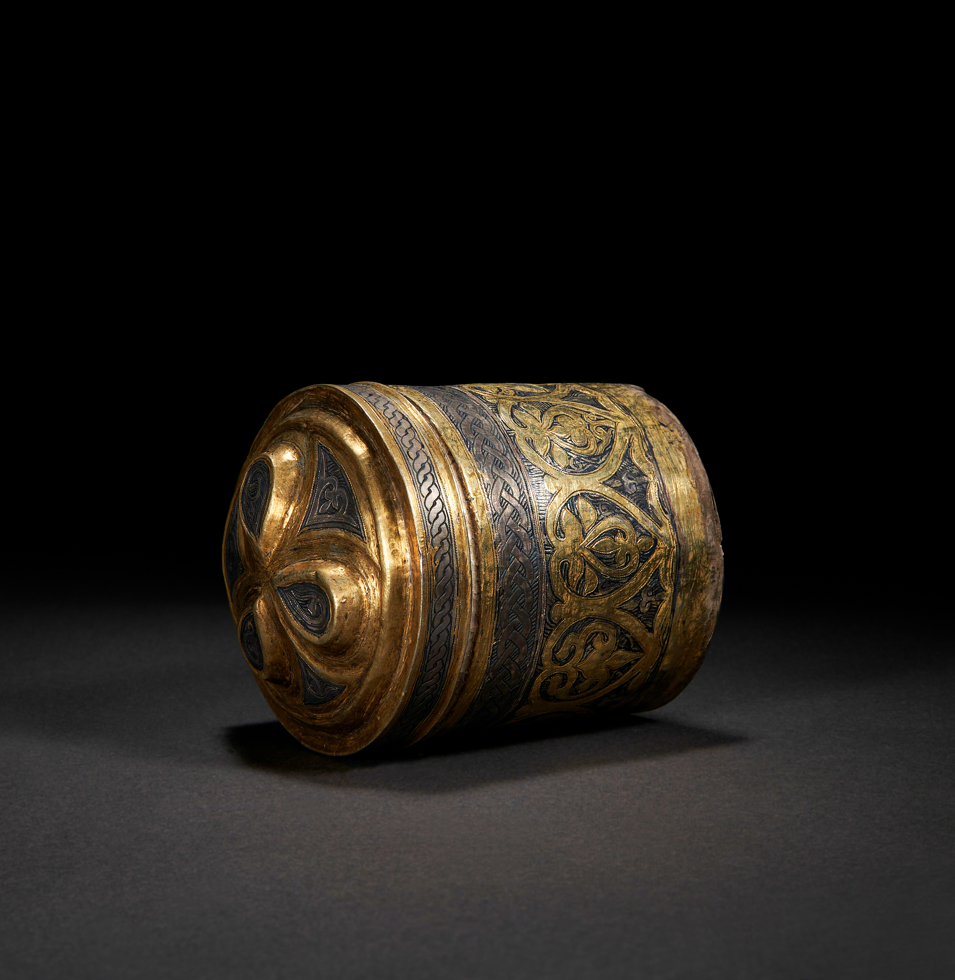 AN IMPORTANT PARCEL-GILT SILVER PYXIS, CENTRAL ASIA OR CILICIAN ARMENIA, 7TH-10TH CENTURY - Image 5 of 6