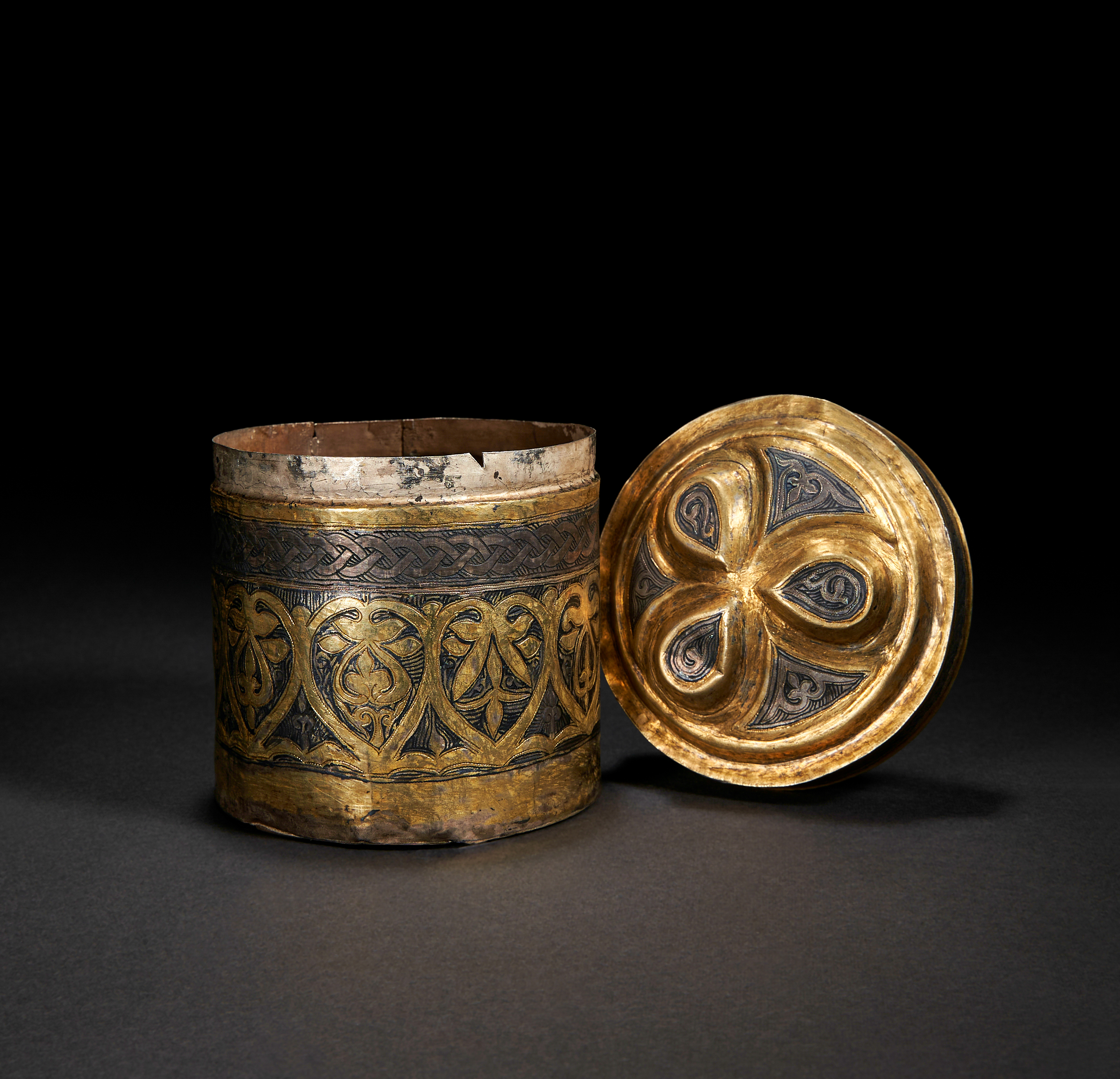 AN IMPORTANT PARCEL-GILT SILVER PYXIS, CENTRAL ASIA OR CILICIAN ARMENIA, 7TH-10TH CENTURY - Image 3 of 6