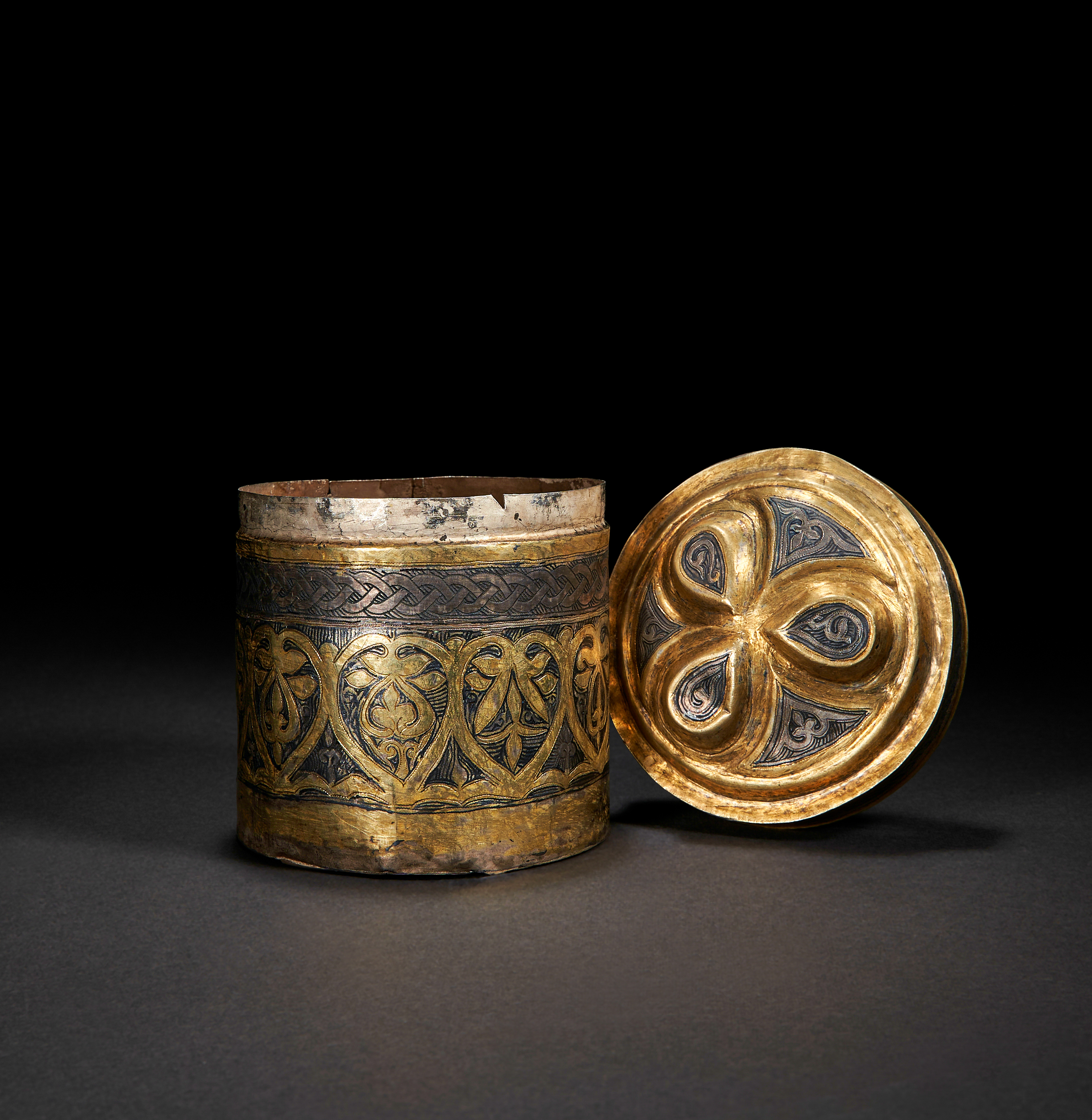 AN IMPORTANT PARCEL-GILT SILVER PYXIS, CENTRAL ASIA OR CILICIAN ARMENIA, 7TH-10TH CENTURY - Image 4 of 6