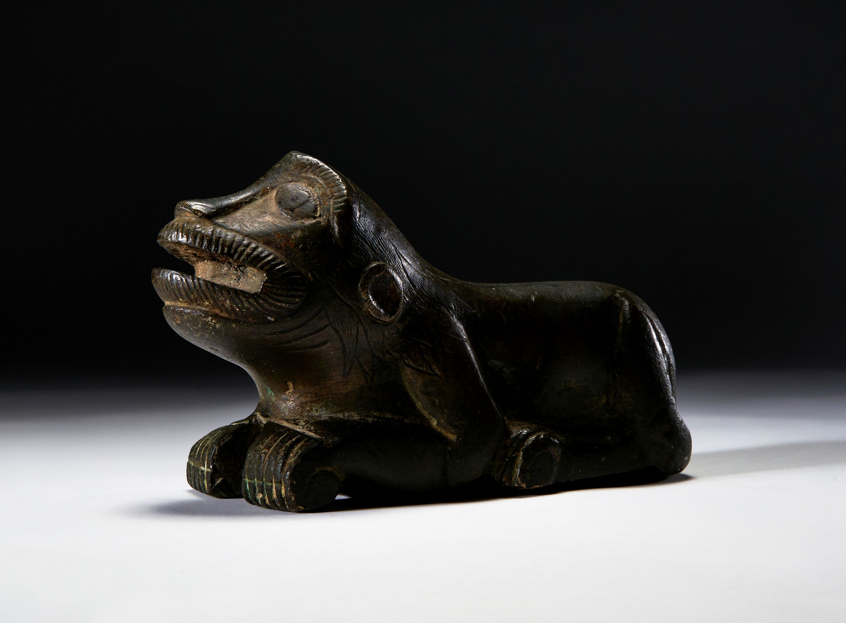 A LARGE BRONZE WEIGHT IN THE FORM OF A FELINE, PROBABLY SICILIAN OR SPANISH - Bild 2 aus 3