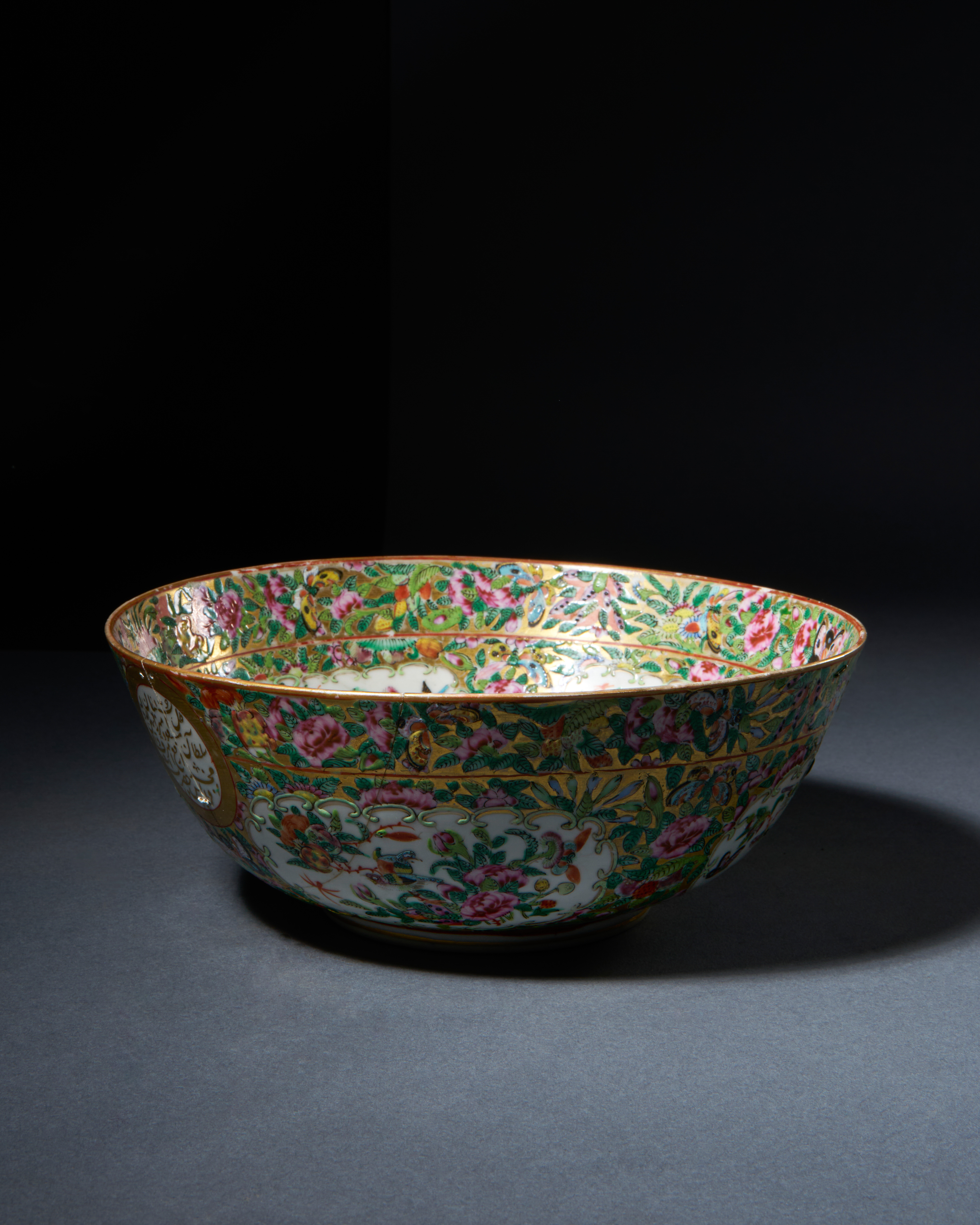 CHINESE CANTON 'ROSE MEDALLION' BOWL FOR THE PERSIAN MARKET - Image 2 of 5