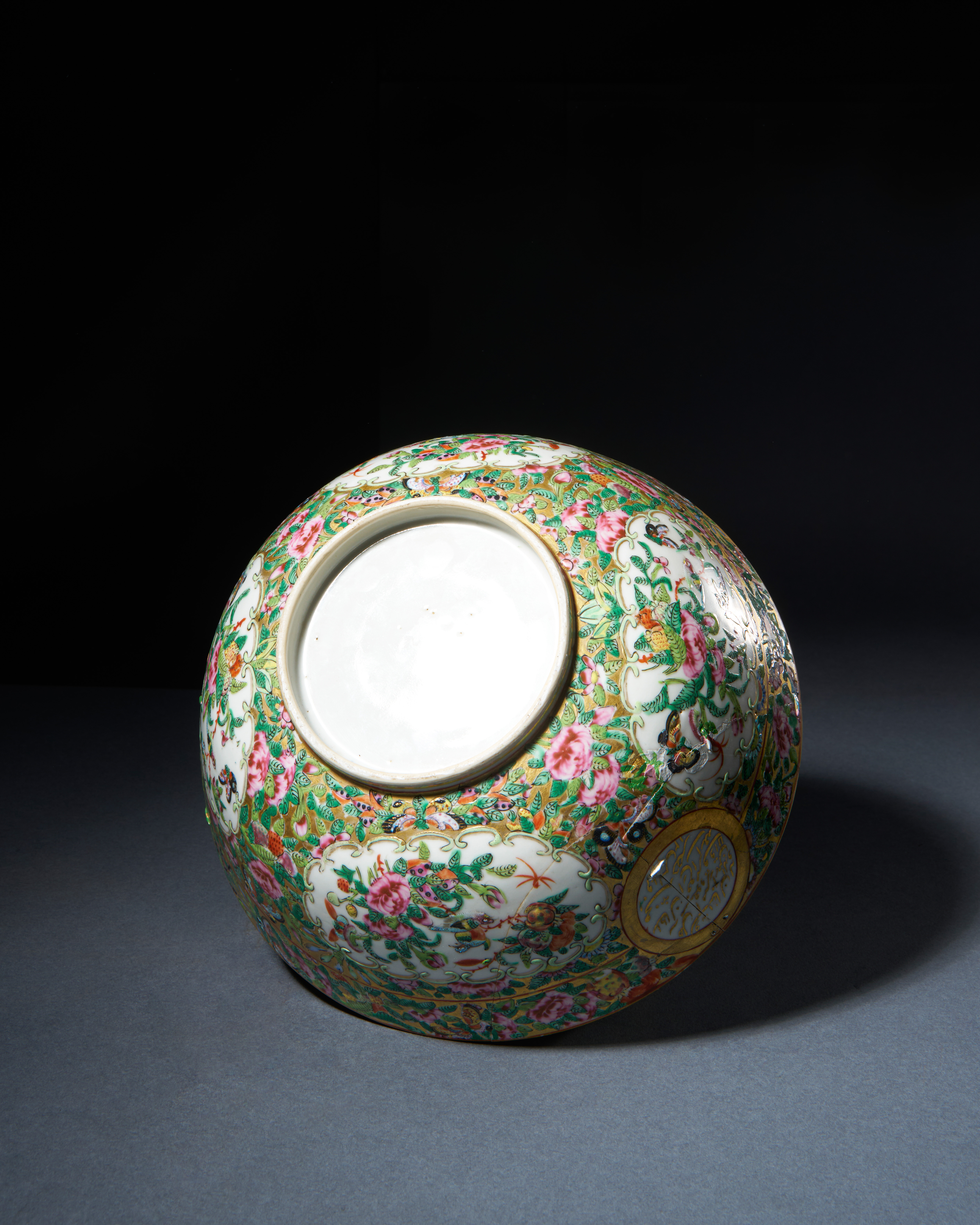 CHINESE CANTON 'ROSE MEDALLION' BOWL FOR THE PERSIAN MARKET - Image 4 of 5