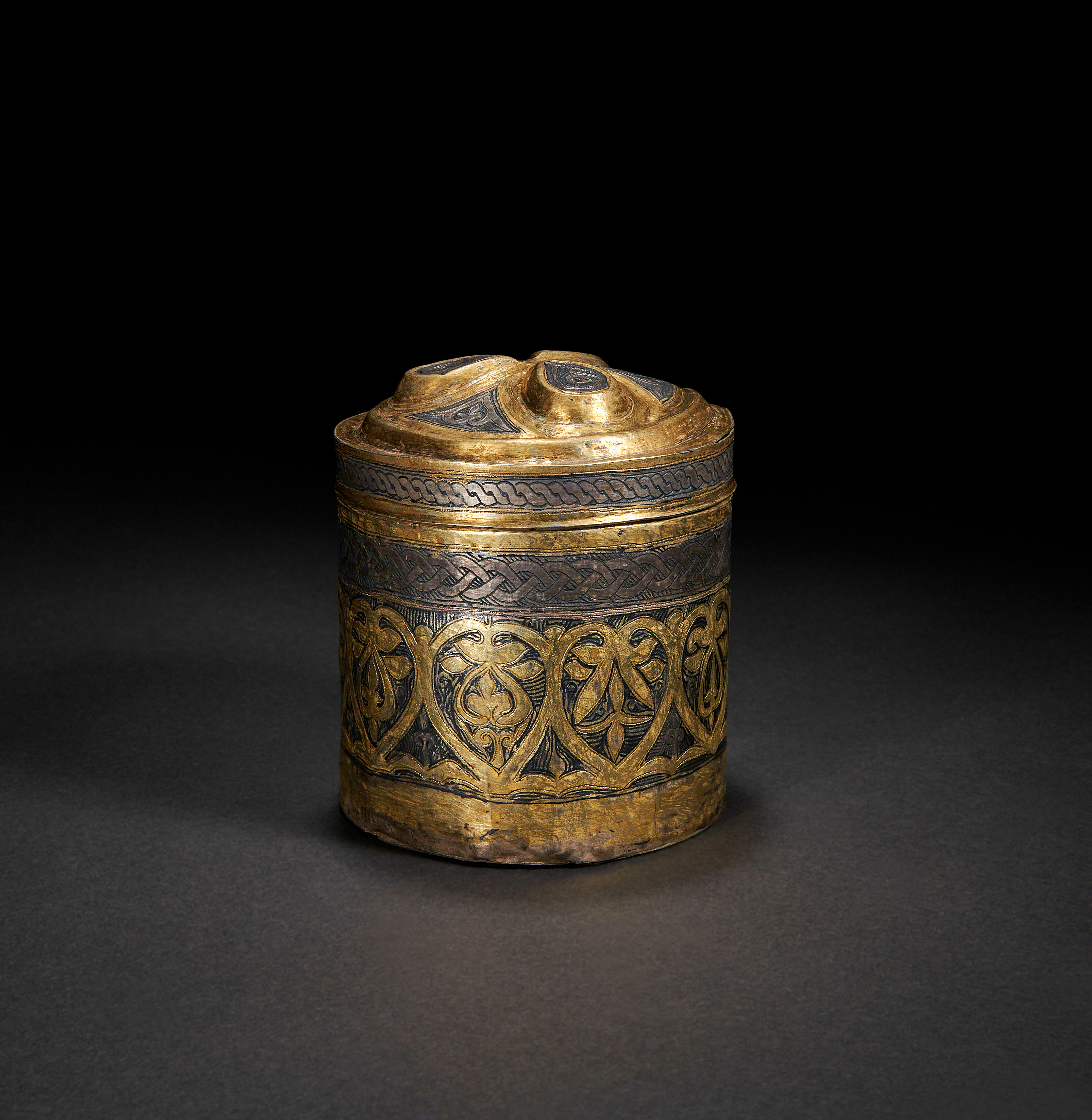 AN IMPORTANT PARCEL-GILT SILVER PYXIS, CENTRAL ASIA OR CILICIAN ARMENIA, 7TH-10TH CENTURY - Image 2 of 6