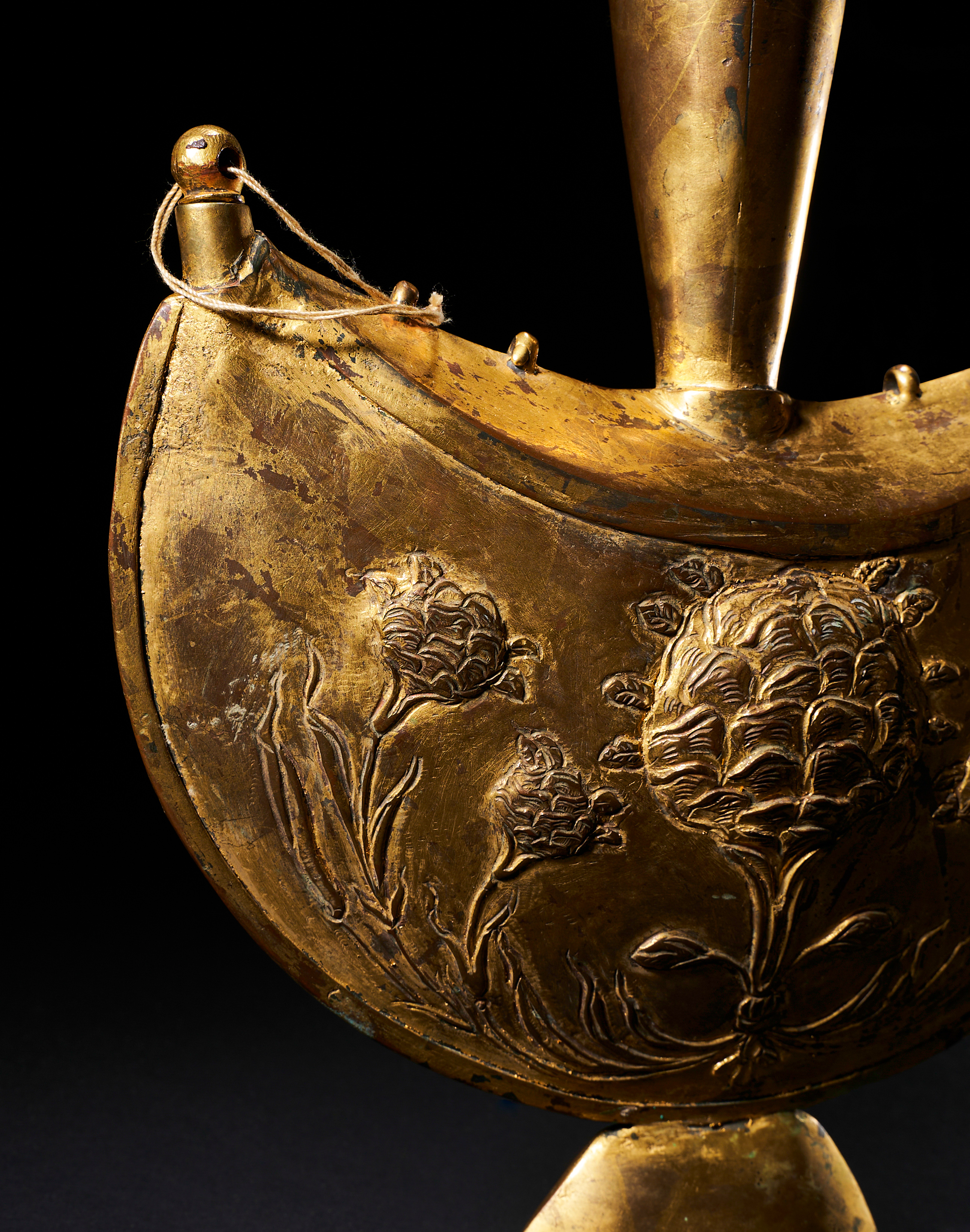AN OTTOMAN OR MUGHAL COPPER GILT (TOMBAK) PILGRIM FLASK, 17TH CENTURY, DECCAN OR OTTOMAN - Image 2 of 3