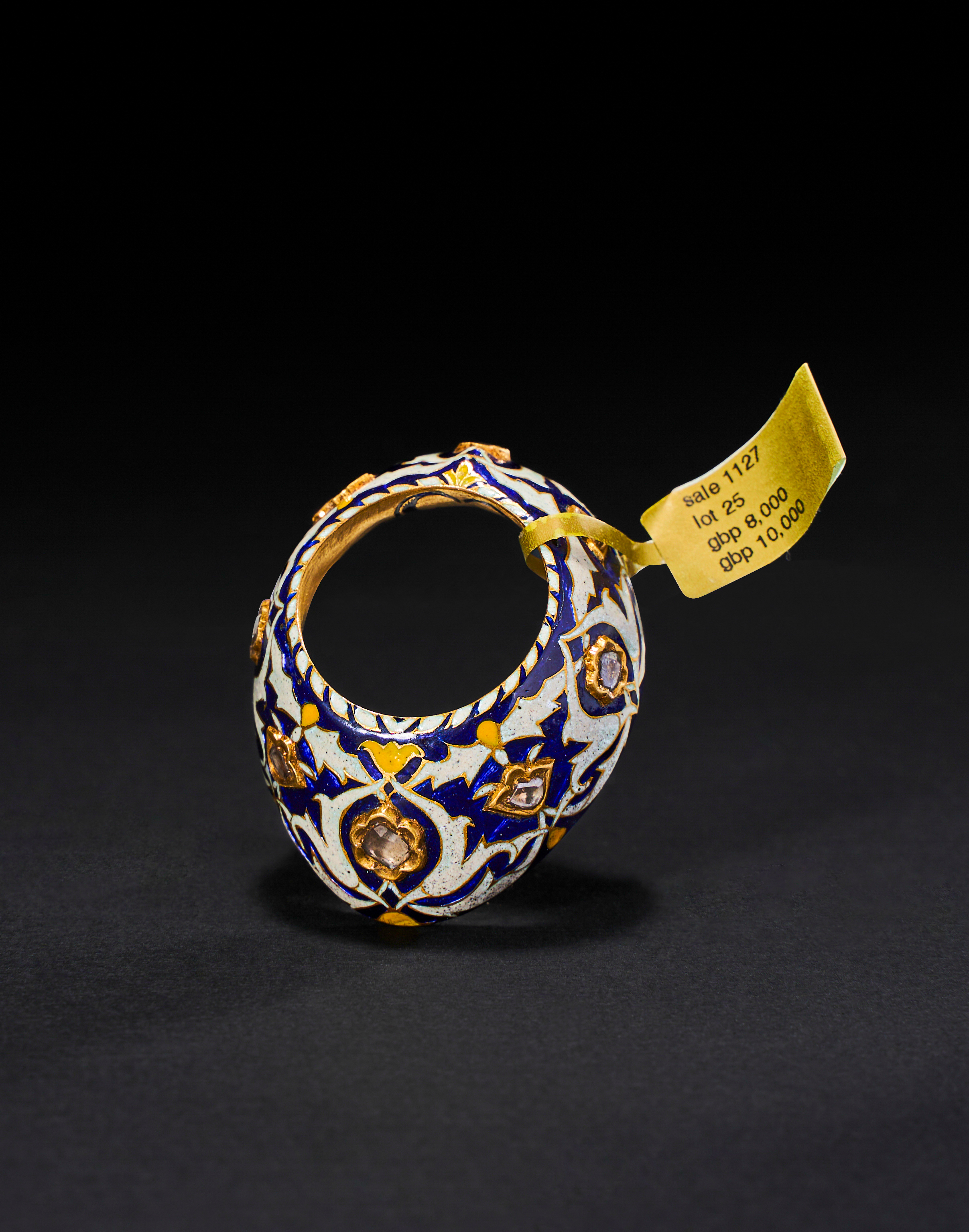 A RARE GEM SET ENAMELLED GOLD MUGHAL ARCHER RING, 18TH CENTURY, INDIA - Image 2 of 9