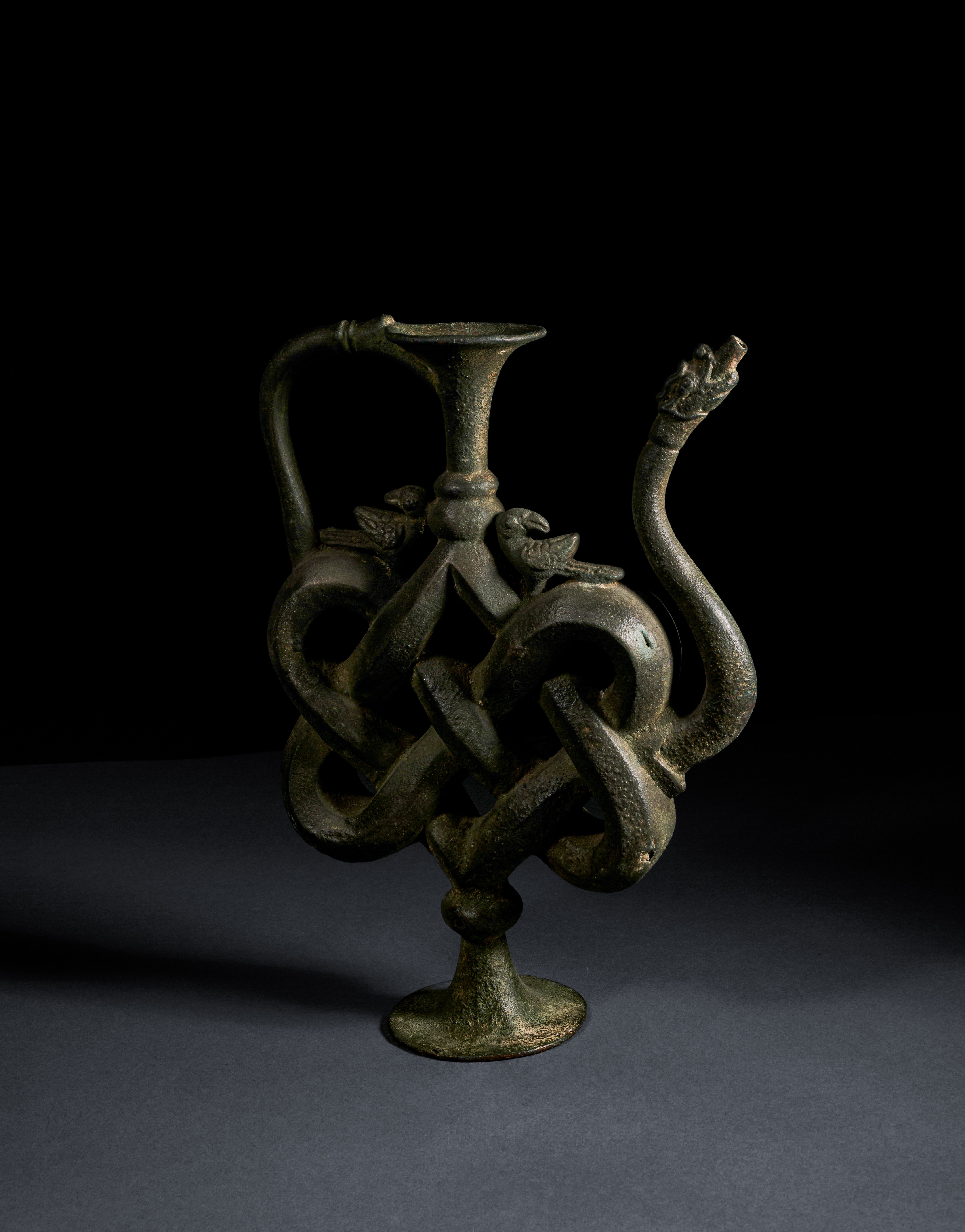 AN EXCEEDINGLY RARE BRONZE ANTHROPOMORPHIC EWER, DECCAN, CENTRAL INDIA, 16TH OR EARLY 17TH CENTURY - Image 3 of 4