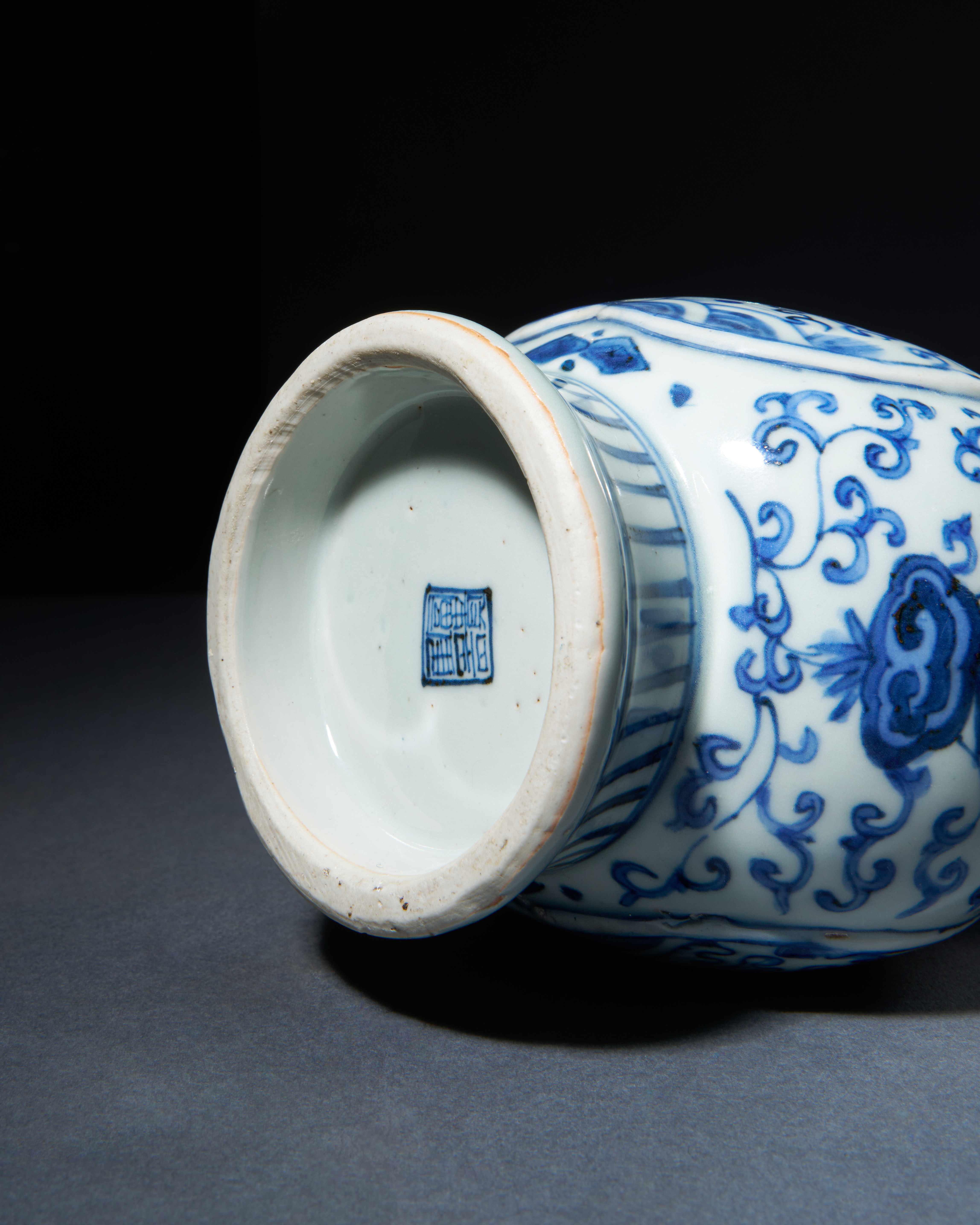 A BLUE AND WHITE PEAR-SHAPED EWER MADE FOR ISLAMIC MARKET, ZHENGDE-WANLI PERIOD, 16TH-17TH CENTURY - Image 4 of 4