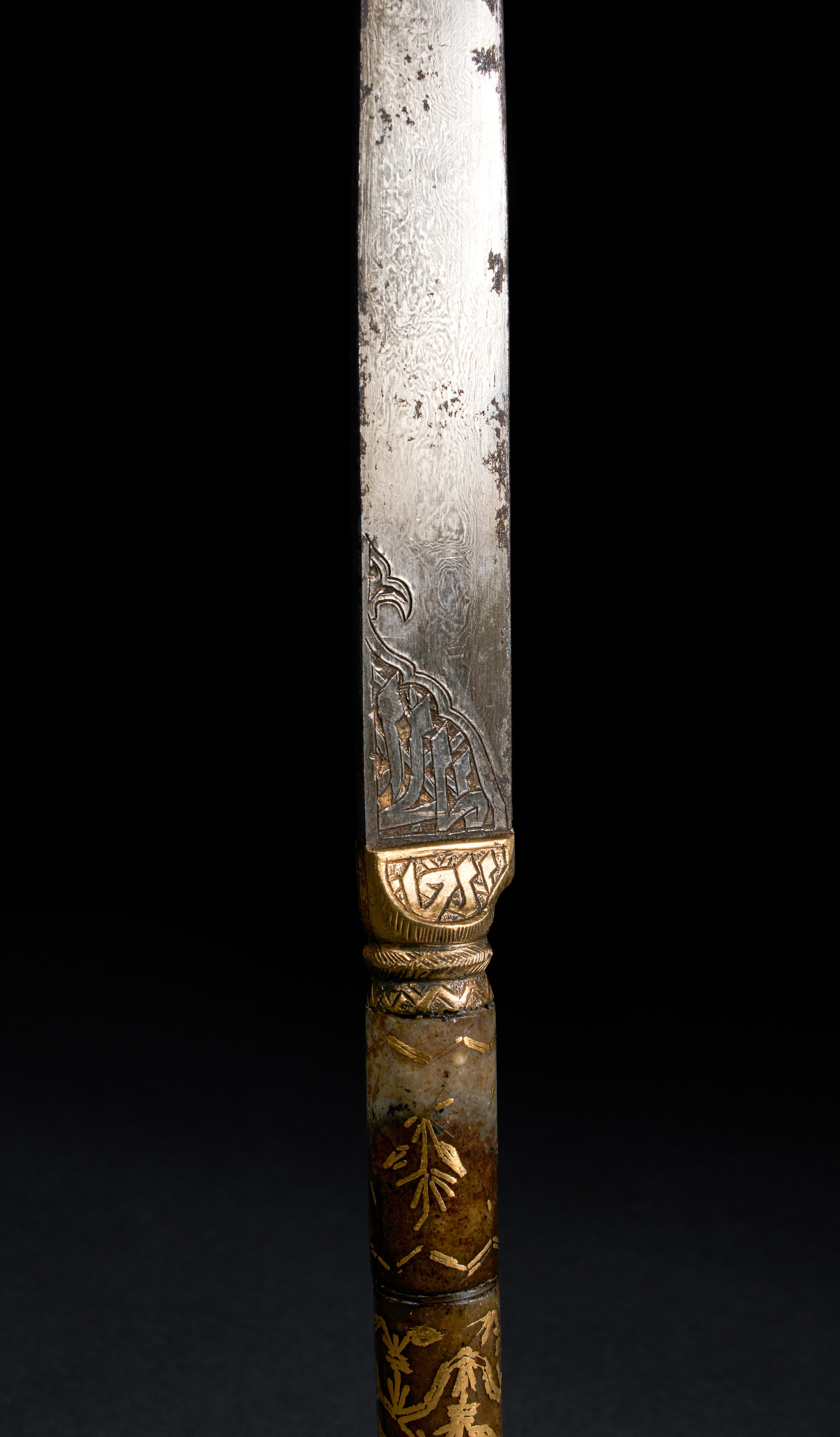 A JADE HILTED AND GOLD-DAMASCENED WATERED-STEEL DAGGER (KARD) 18TH CENTURY, PERSIA - Image 4 of 5