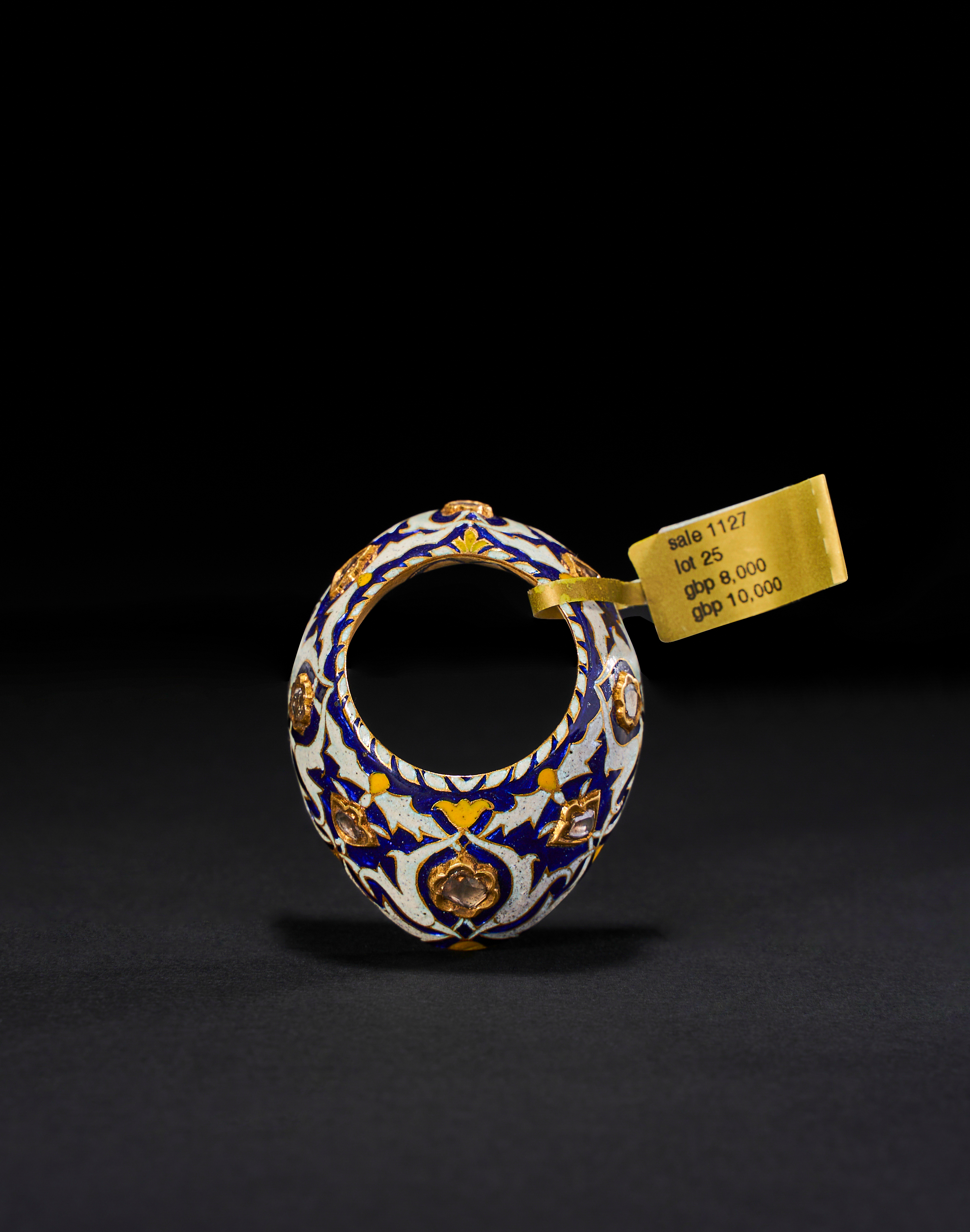 A RARE GEM SET ENAMELLED GOLD MUGHAL ARCHER RING, 18TH CENTURY, INDIA