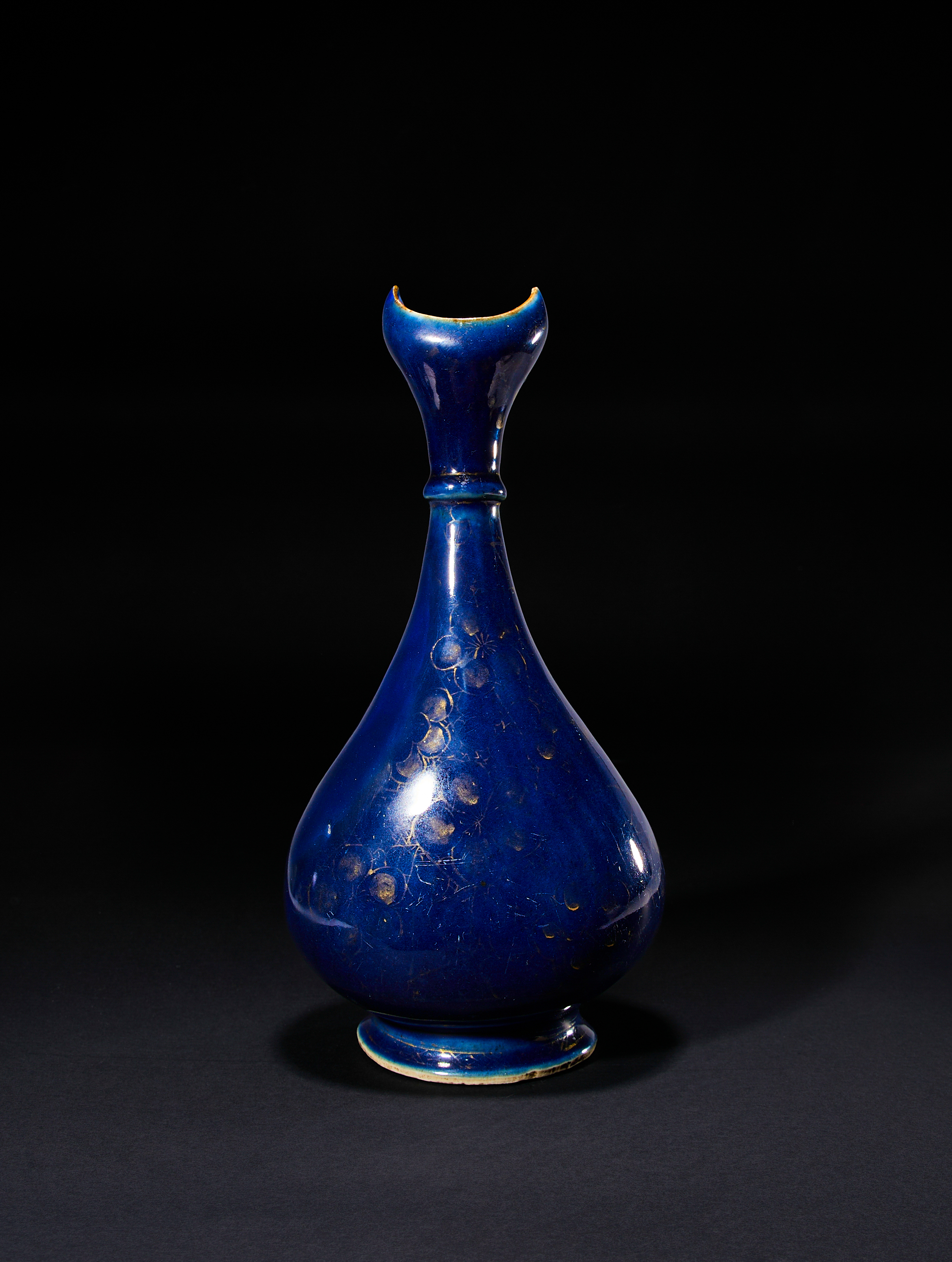 A CHINESE BLUE GLAZED & GILT PORCELAIN EWER FOR THE OTTOMAN MARKET, KANGXI PERIOD (1662-1722)