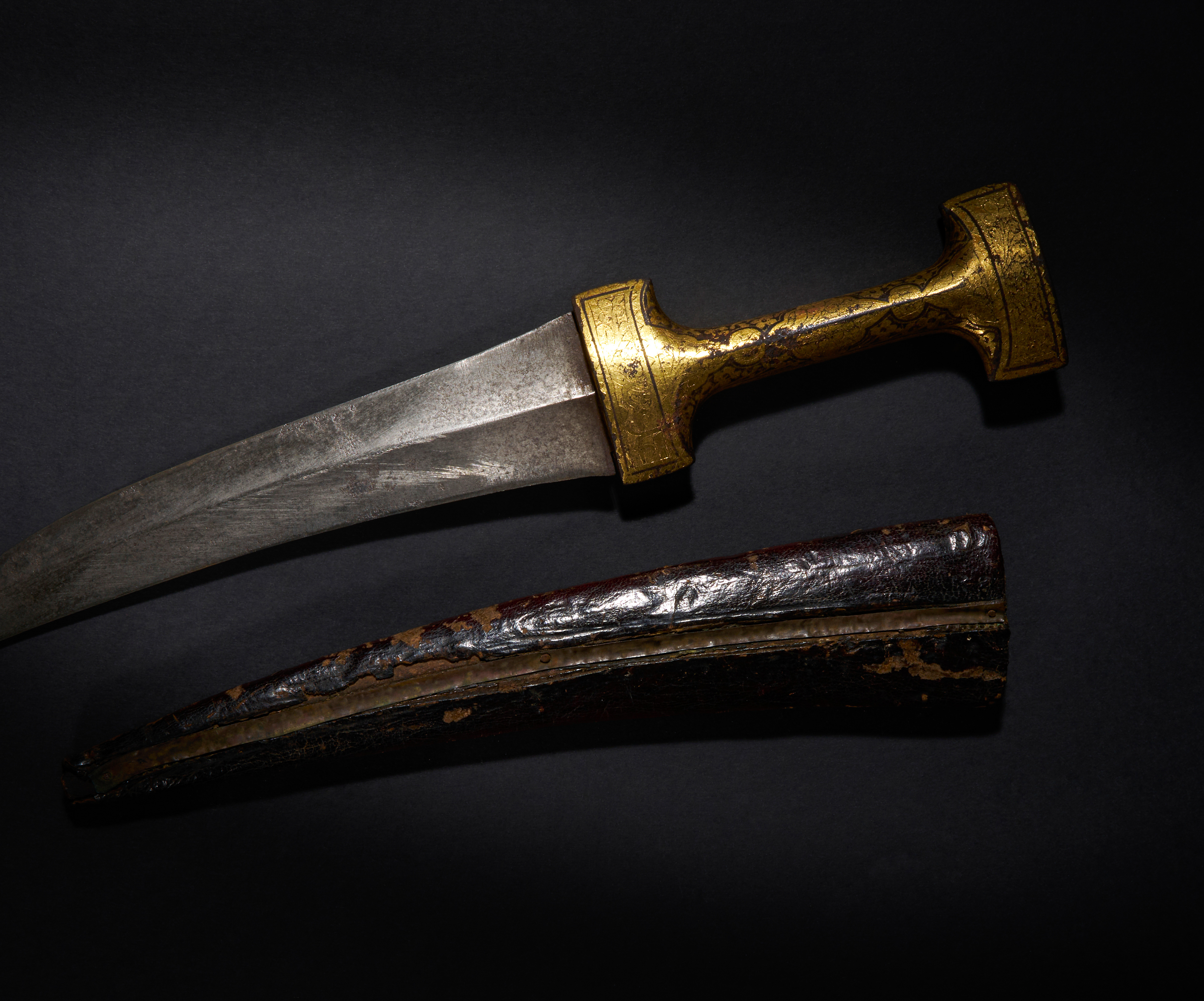 AN OTTOMAN GOLD DAMASCENED HILTED DAGGER (JAMBIYYA), SIGNED AMAL’I UTHMAN, 18TH CENTURY - Image 2 of 4