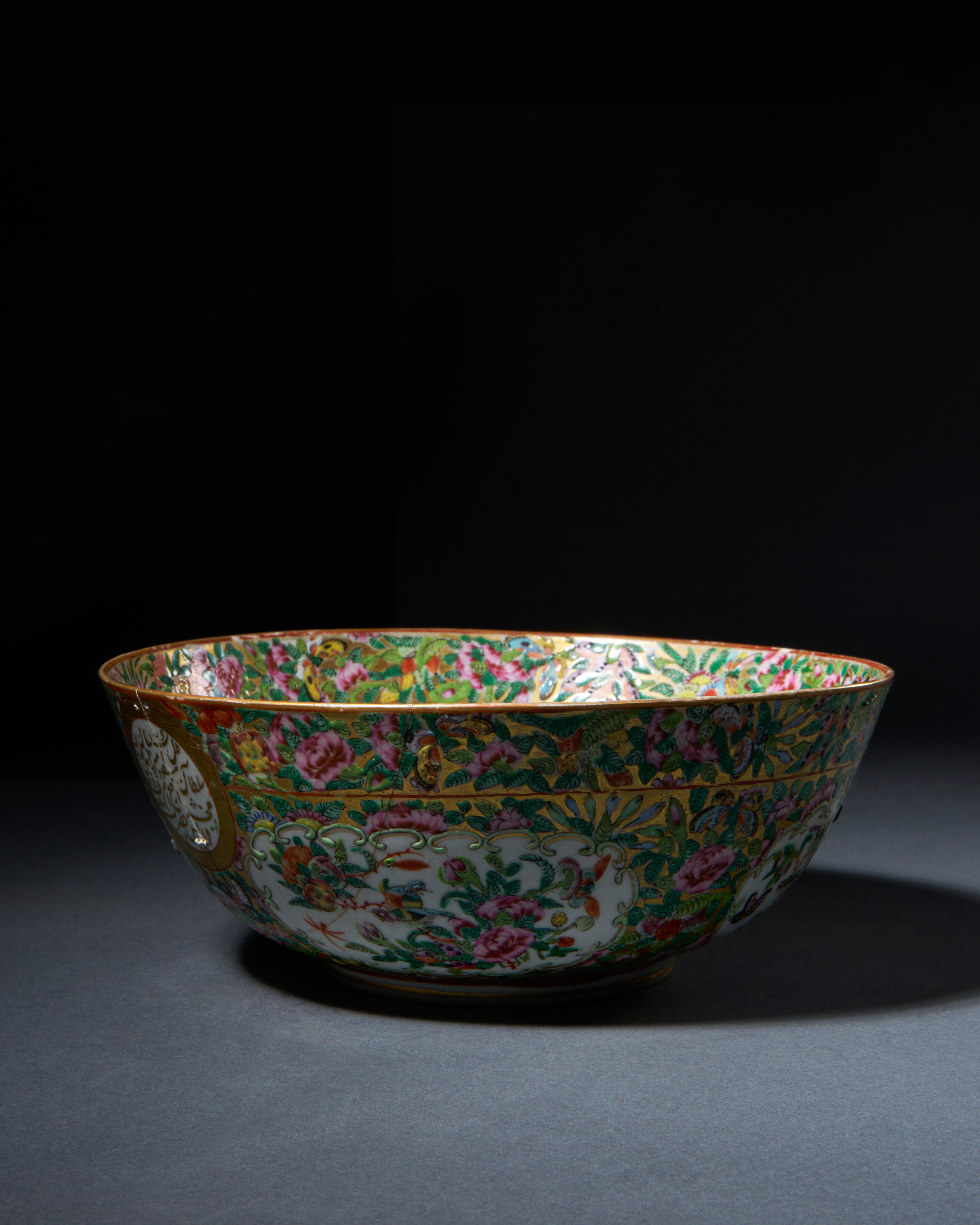 CHINESE CANTON 'ROSE MEDALLION' BOWL FOR THE PERSIAN MARKET - Image 3 of 5