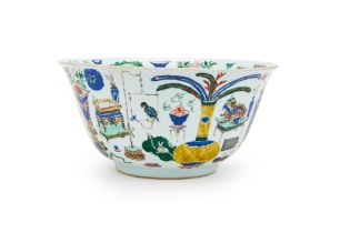 A LARGE CHINESE FAMILLE VERTE PANELLED BOWL, KANGXI PERIOD (1662-1722)