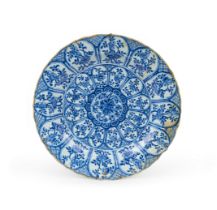 A CHINESE BLUE & WHITE PLATE, KANGXI PERIOD (1662-1722)