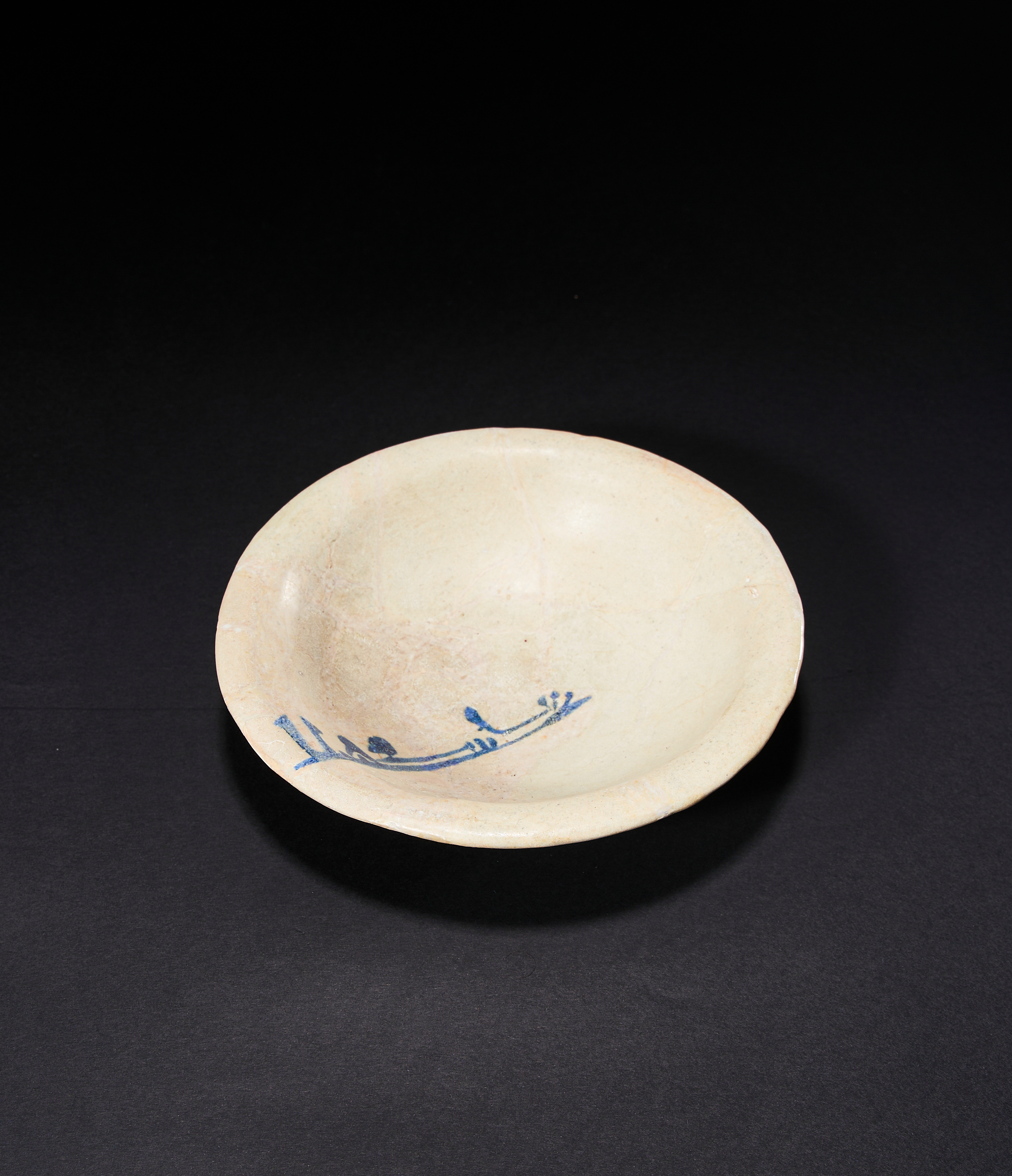 AN ABBASID TIN GLAZED POTTERY BOWL MESOPOTAMIA, 9TH CENTURY - Image 2 of 3