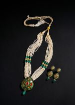 AN INDIAN GEM SET PEARL NECKLACE & EARRING SET, 20TH CENTURY