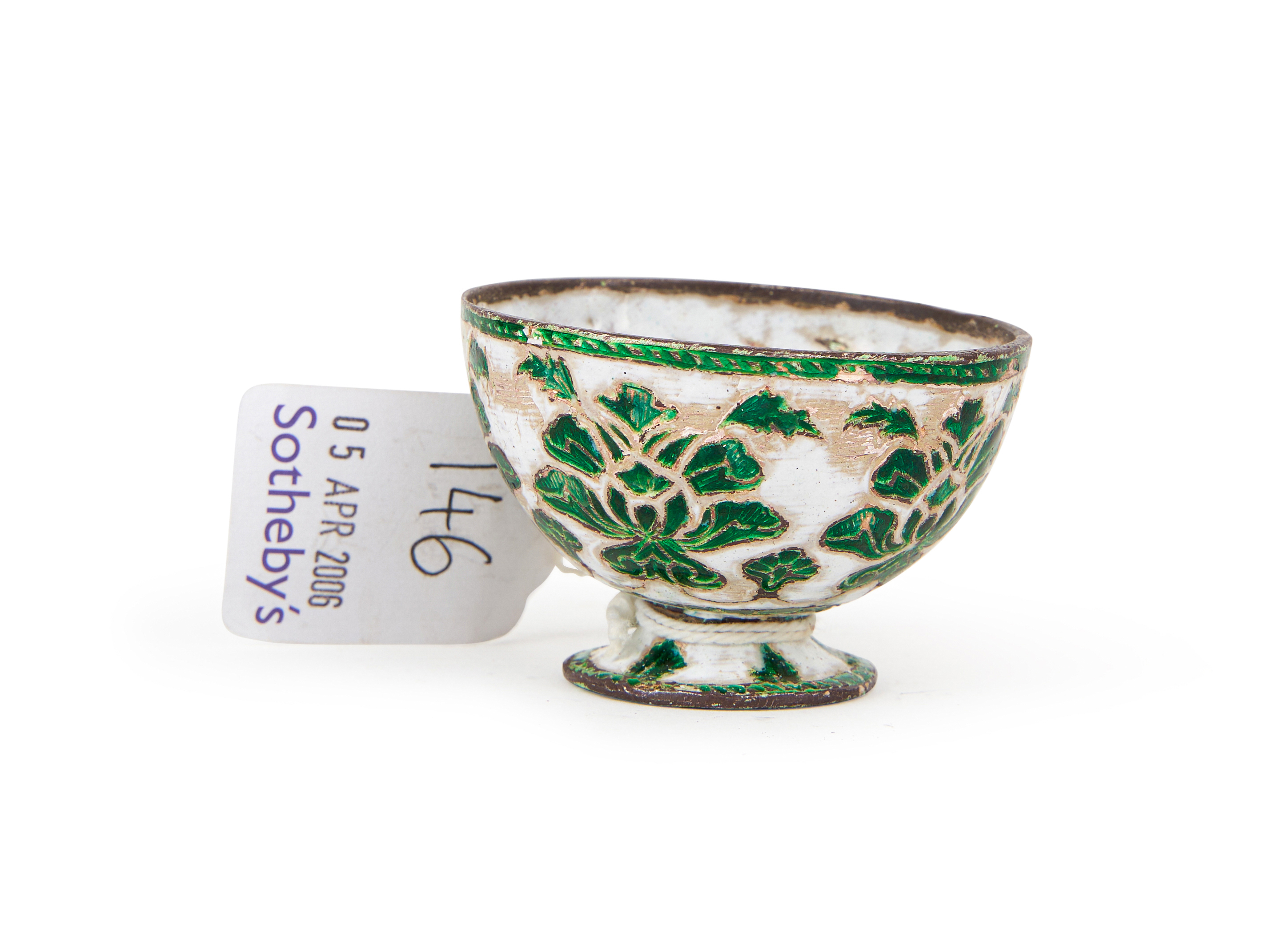 A ROYAL GREEN & WHITE ENAMELLED MUGHAL WINE CUP, 17TH CENTURY, INDIA