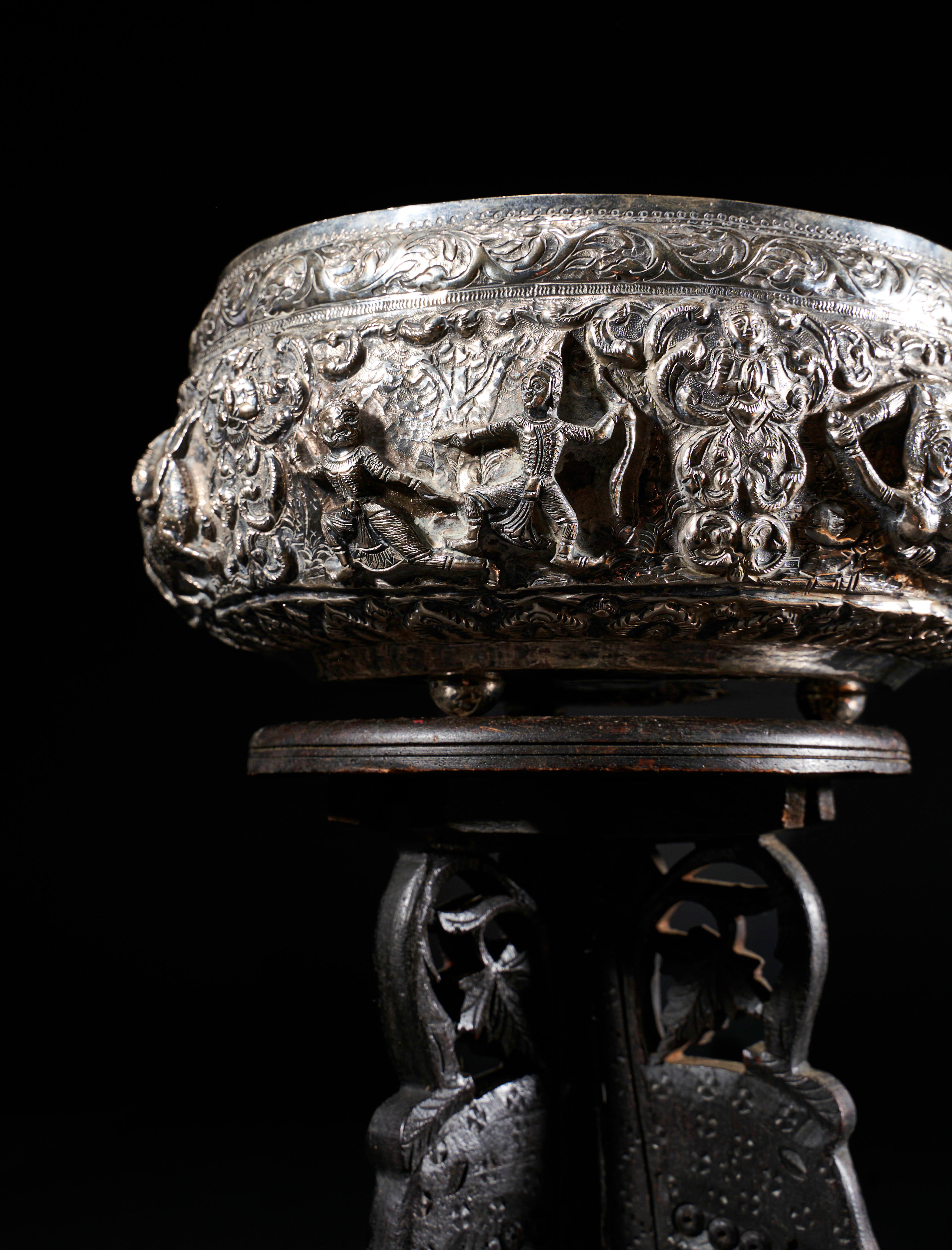 A SILVER BURMESE BOWL & WOODEN STAND, 19TH CENTURY - Image 3 of 4