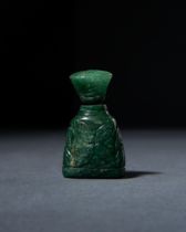 A CARVED EMERALD LIDDED SNUFF BOTTLE, MUGHAL, INDIA, 19TH CENTURY