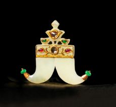 A GEM SET JADE "TIGER CLAW" PENDANT, 19TH CENTURY, MUGHAL, INDIA