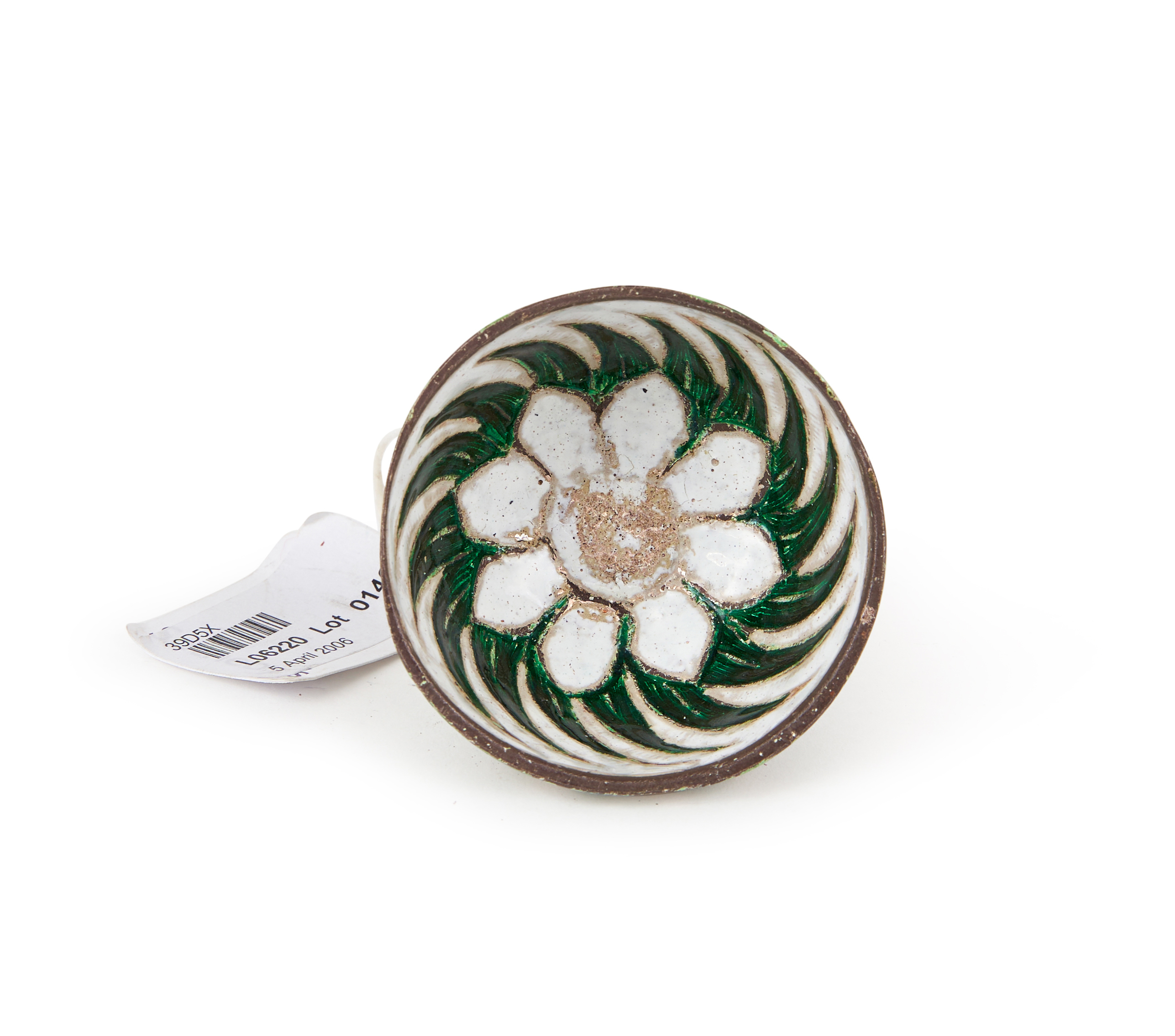 A ROYAL GREEN & WHITE ENAMELLED MUGHAL WINE CUP, 17TH CENTURY, INDIA - Image 4 of 5