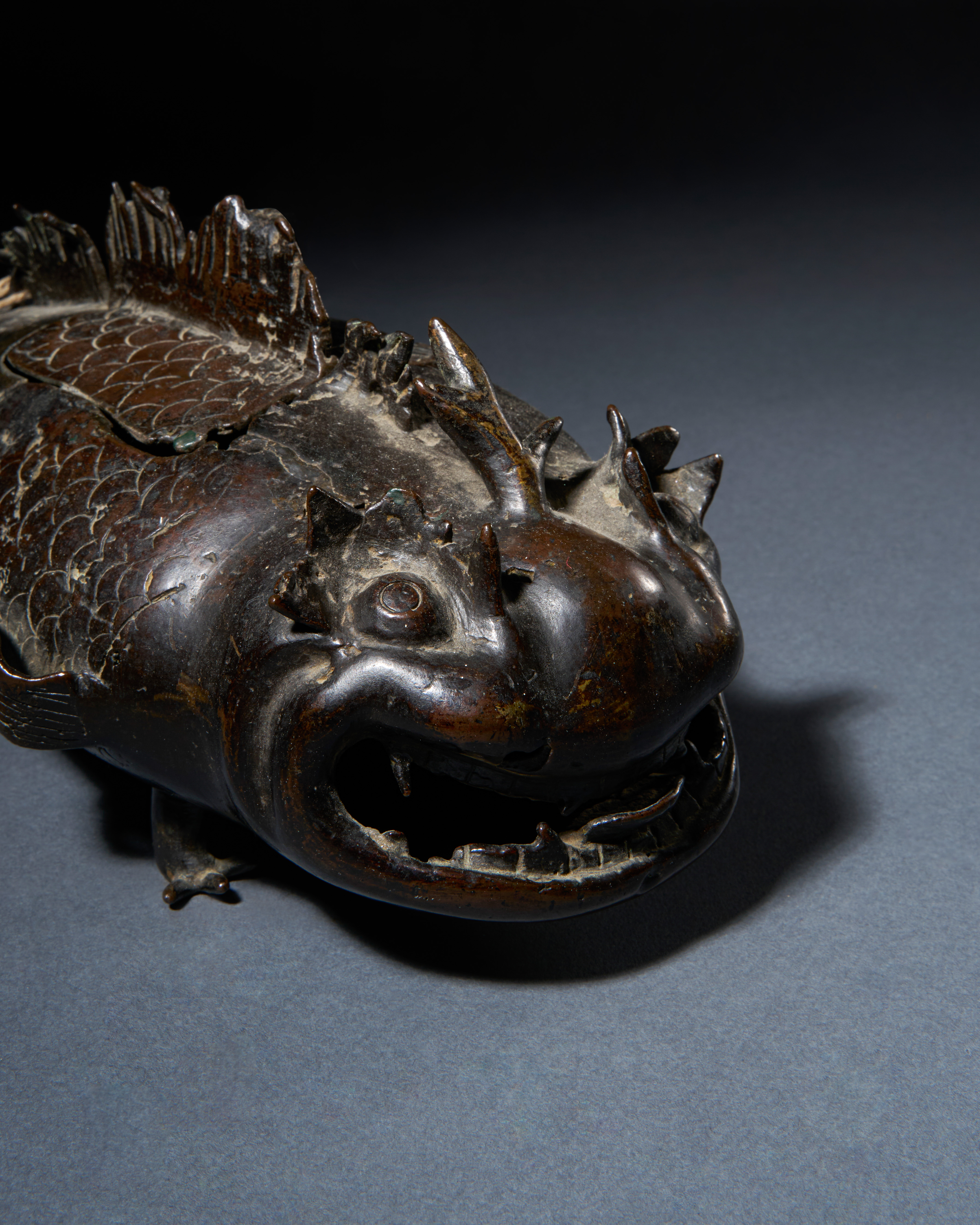 A BRONZE CENSER IN THE FORM OF A FISH, QING DYNASTY (1644-1911) - Image 5 of 6