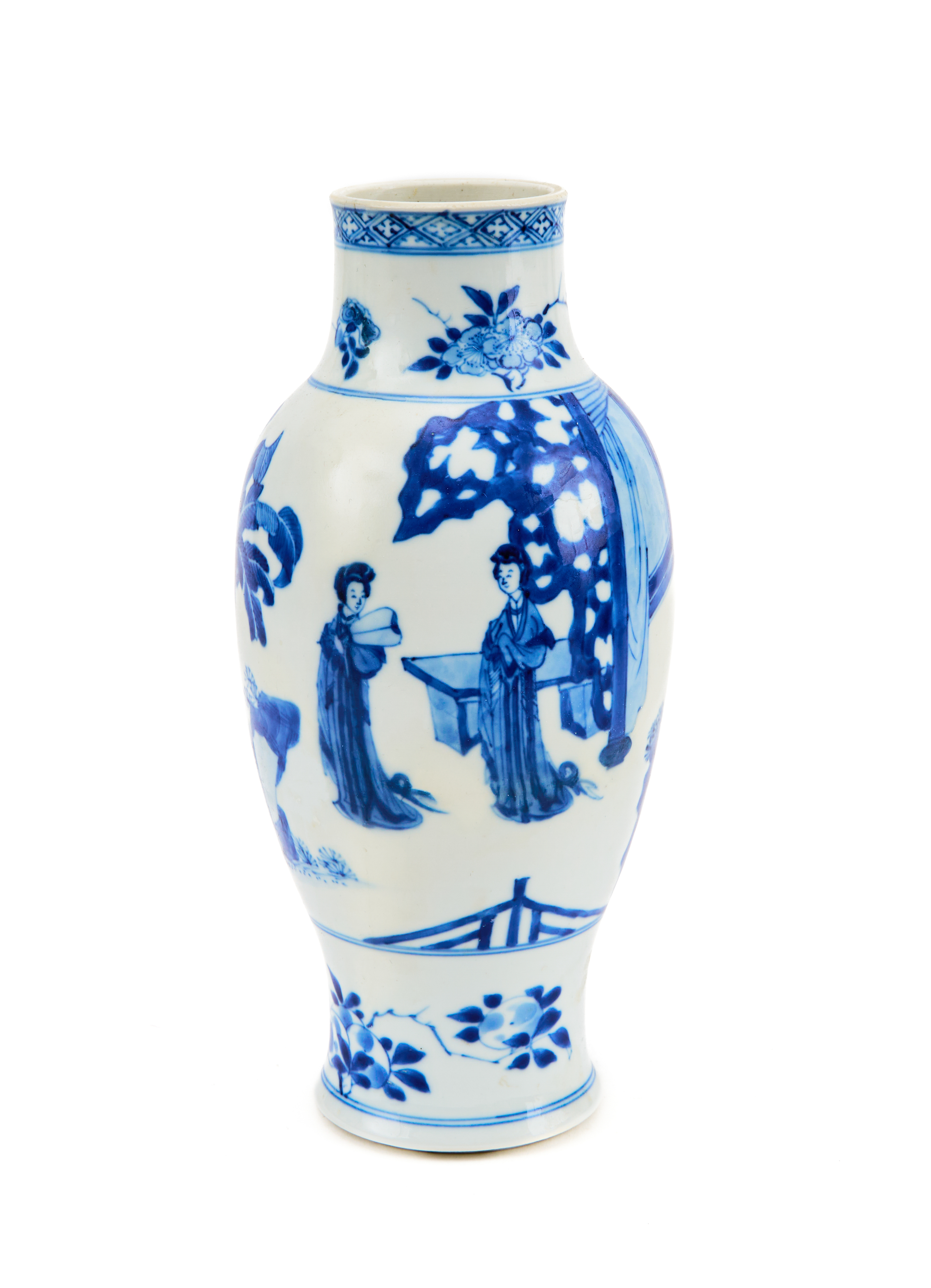 A CHINESE BLUE & WHITE VASE, KANGXI PERIOD (1662-1722)