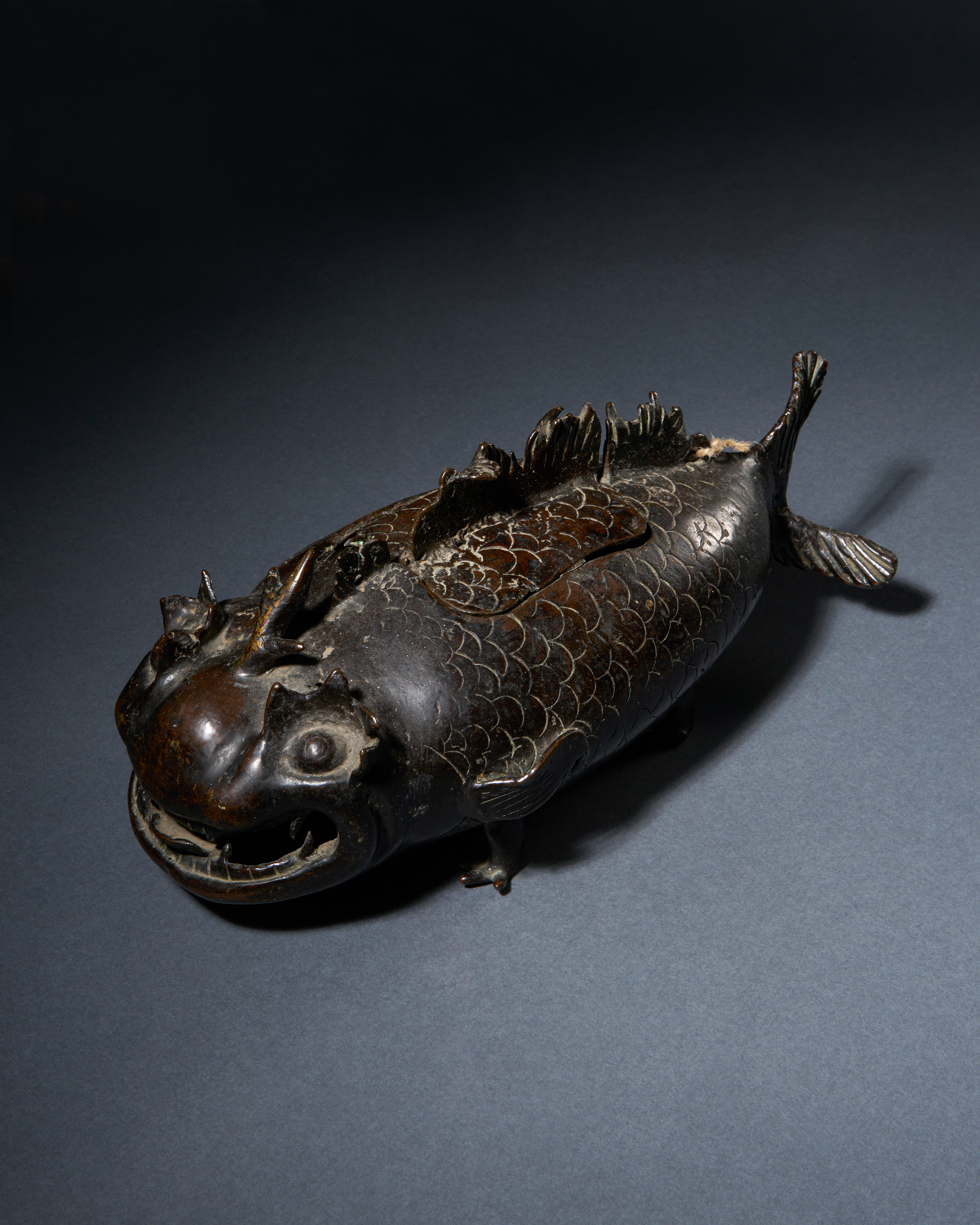 A BRONZE CENSER IN THE FORM OF A FISH, QING DYNASTY (1644-1911) - Image 2 of 6