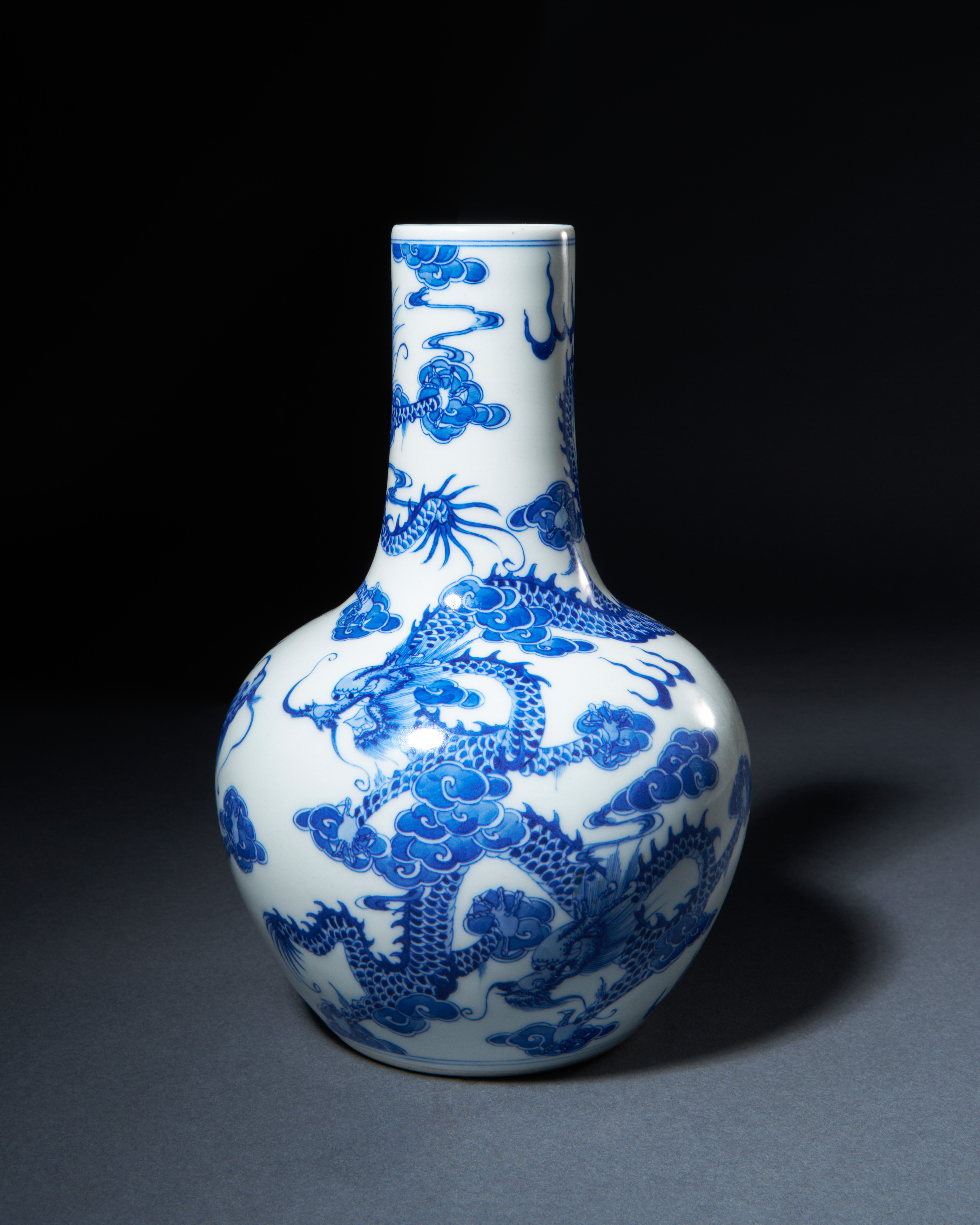 A CHINESE BLUE & WHITE BOTTLE VASE, QING DYNASTY (1644-1911)