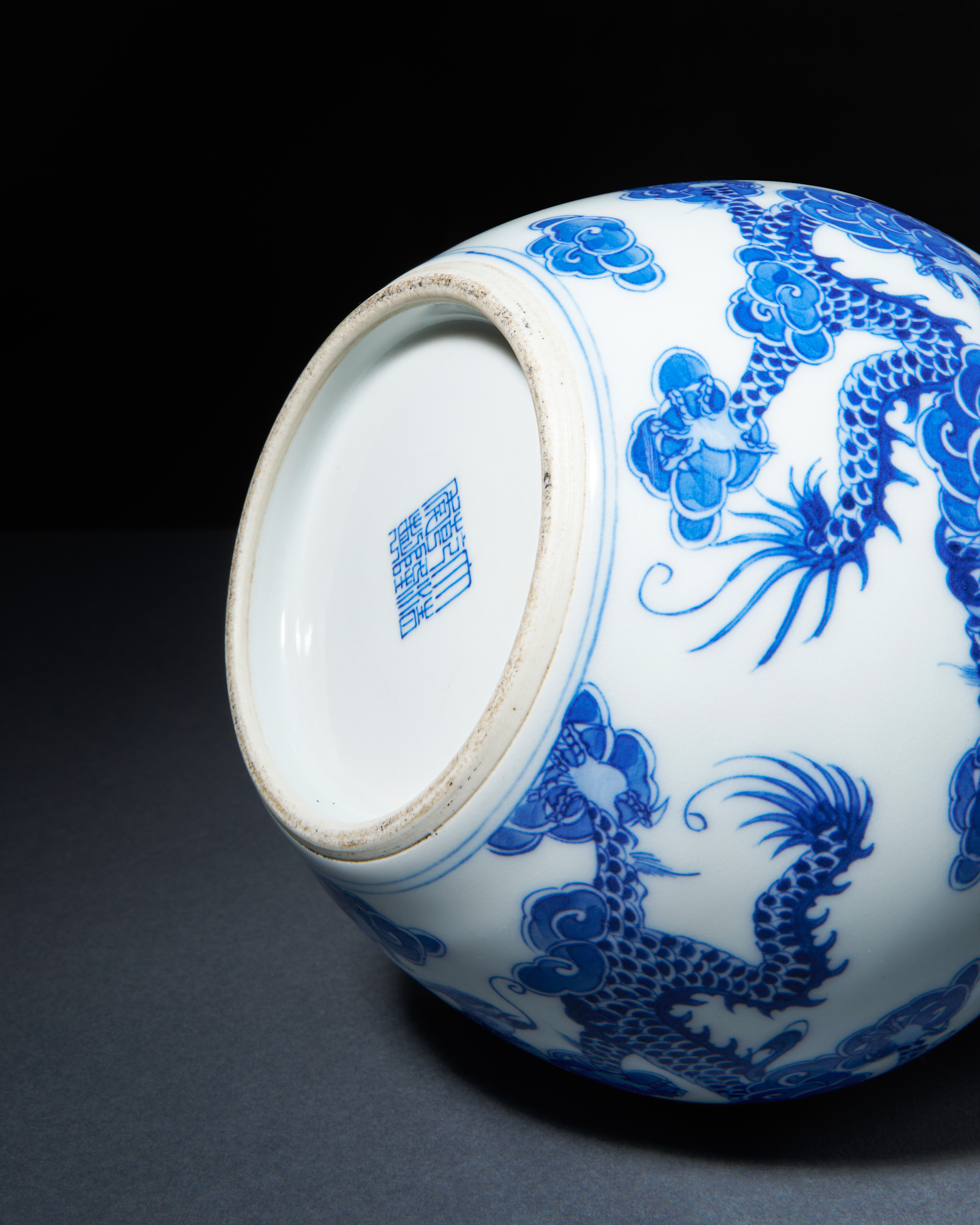 A CHINESE BLUE & WHITE BOTTLE VASE, QING DYNASTY (1644-1911) - Image 6 of 6