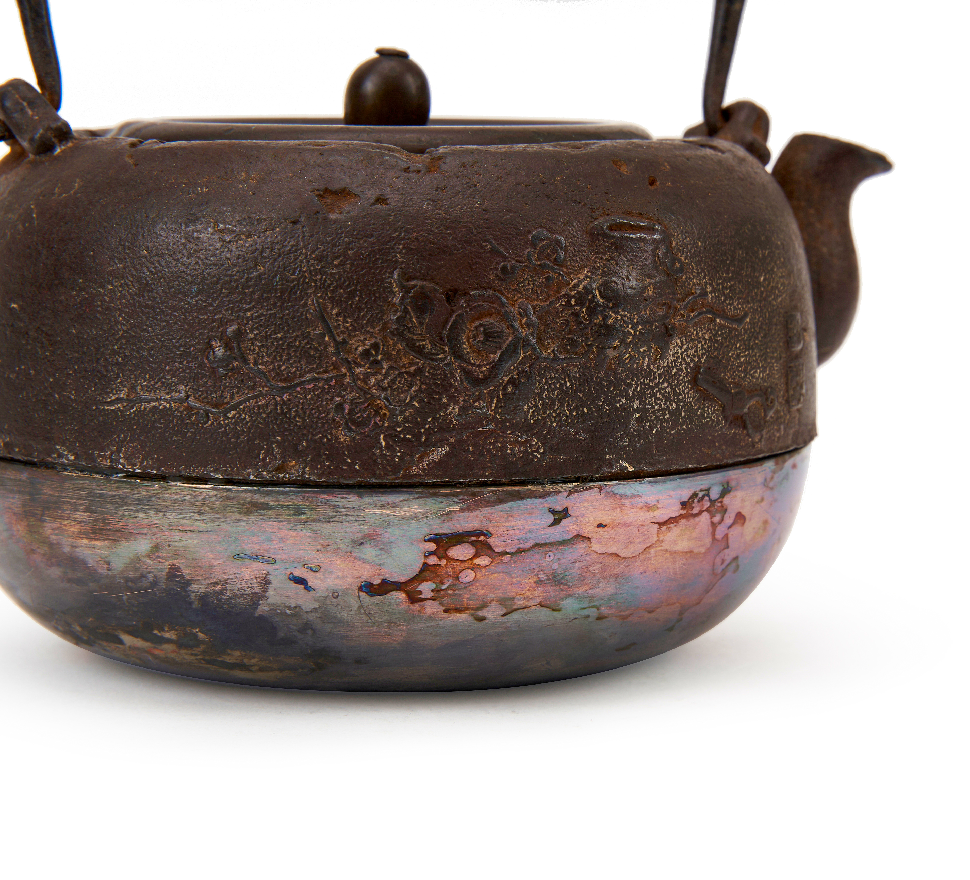 AN INSCRIBED JAPANESE IRON TEAPOT, MEIJI PERIOD (1868-1912) - Image 4 of 9