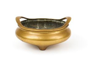 A LARGE CHINESE TRIPOD GILT BRONZE CENSER, QING DYNASTY (1644-1911)