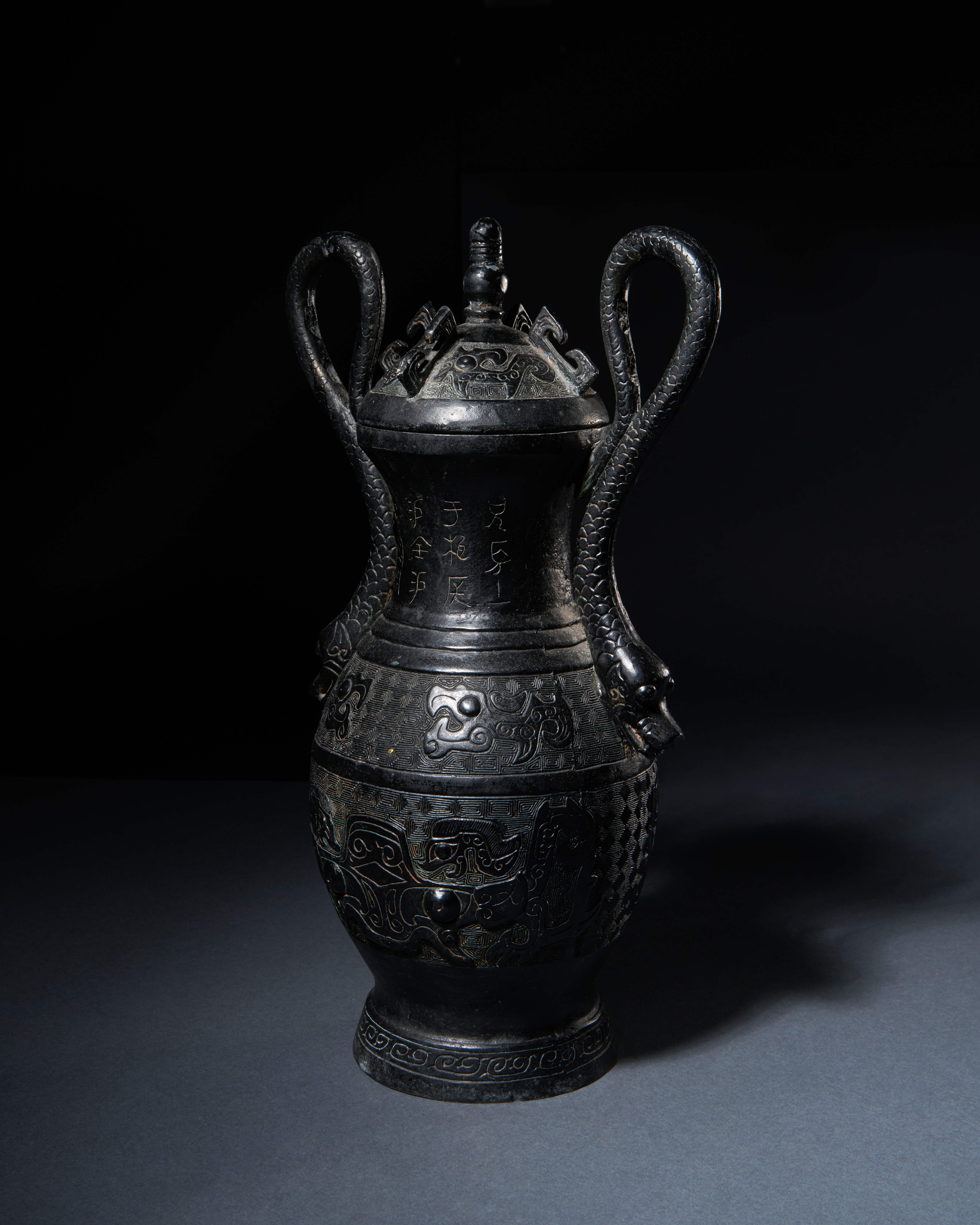 A CHINESE ARCHAISTIC BRONZE VASE, QING DYNASTY (1644-1911) - Image 2 of 5