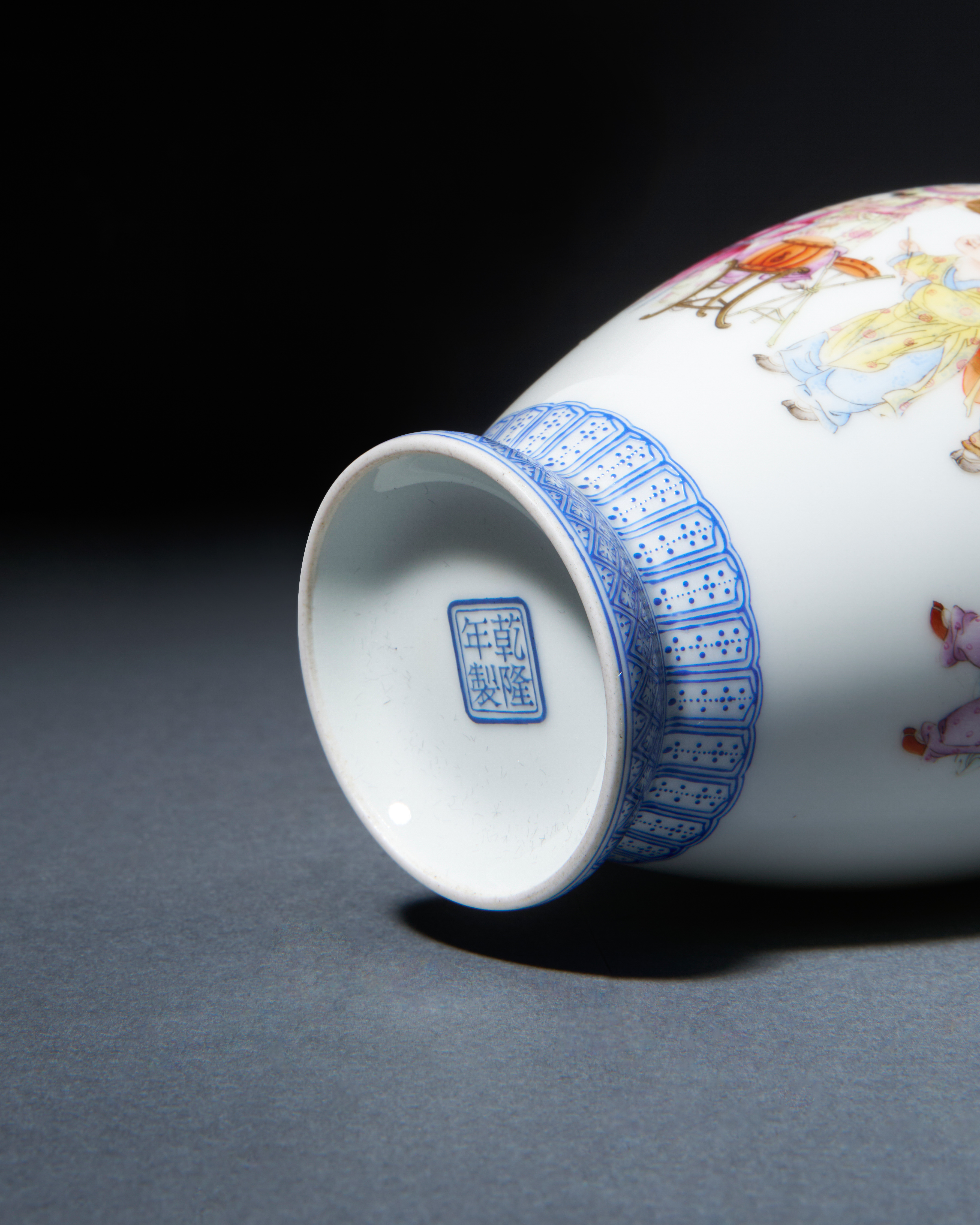 A FINE CHINESE FAMILLE ROSE VASE, QING DYNASTY OR EARLY REPUBLIC - Image 6 of 6