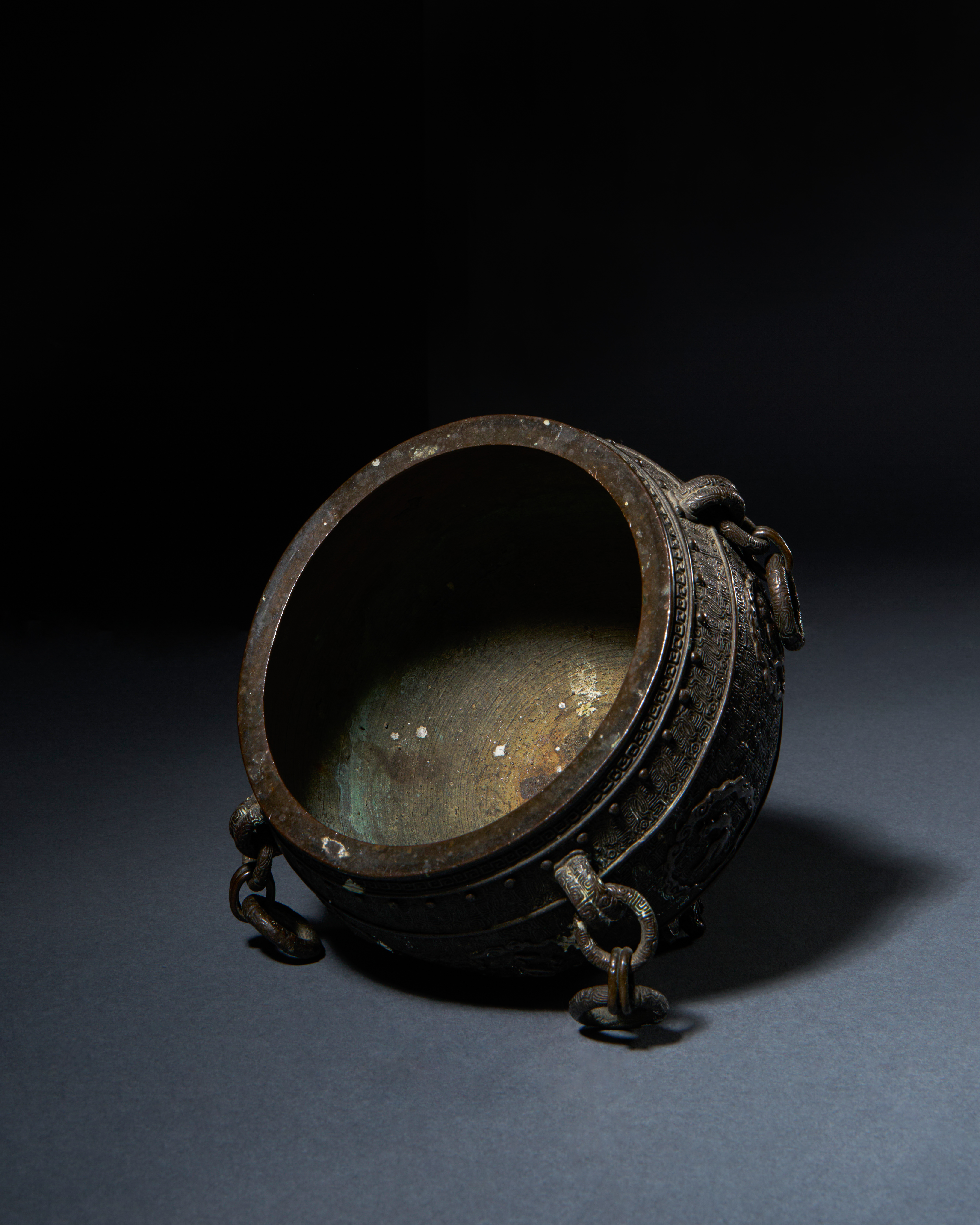 AN ARCHAISTIC BRONZE CENSER, QING DYNASTY (1644-1911) - Image 4 of 6