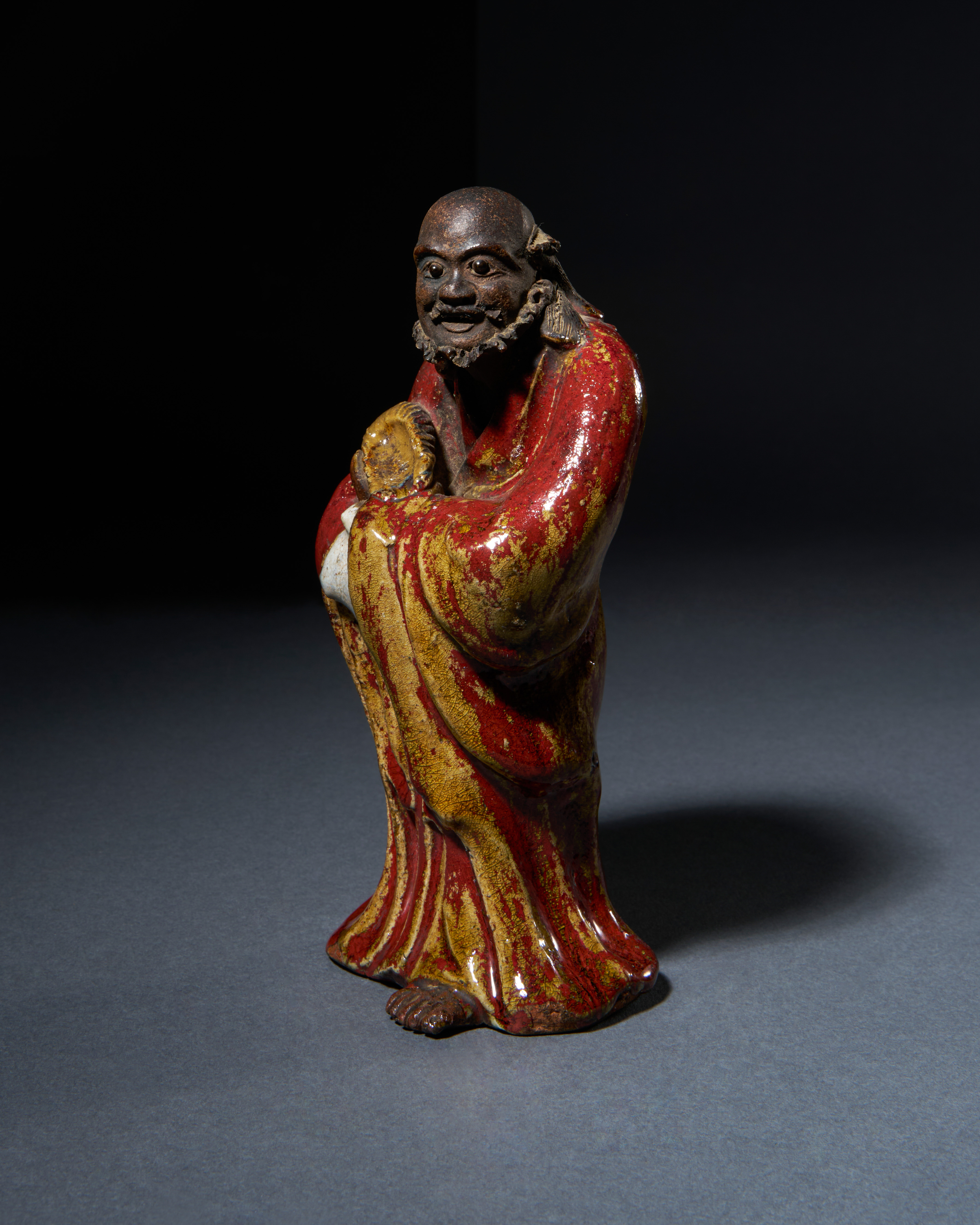 A CHINESE SHIWAN FIGURE OF A BUDDHA, QING DYNASTY (1644-1911) - Image 2 of 4