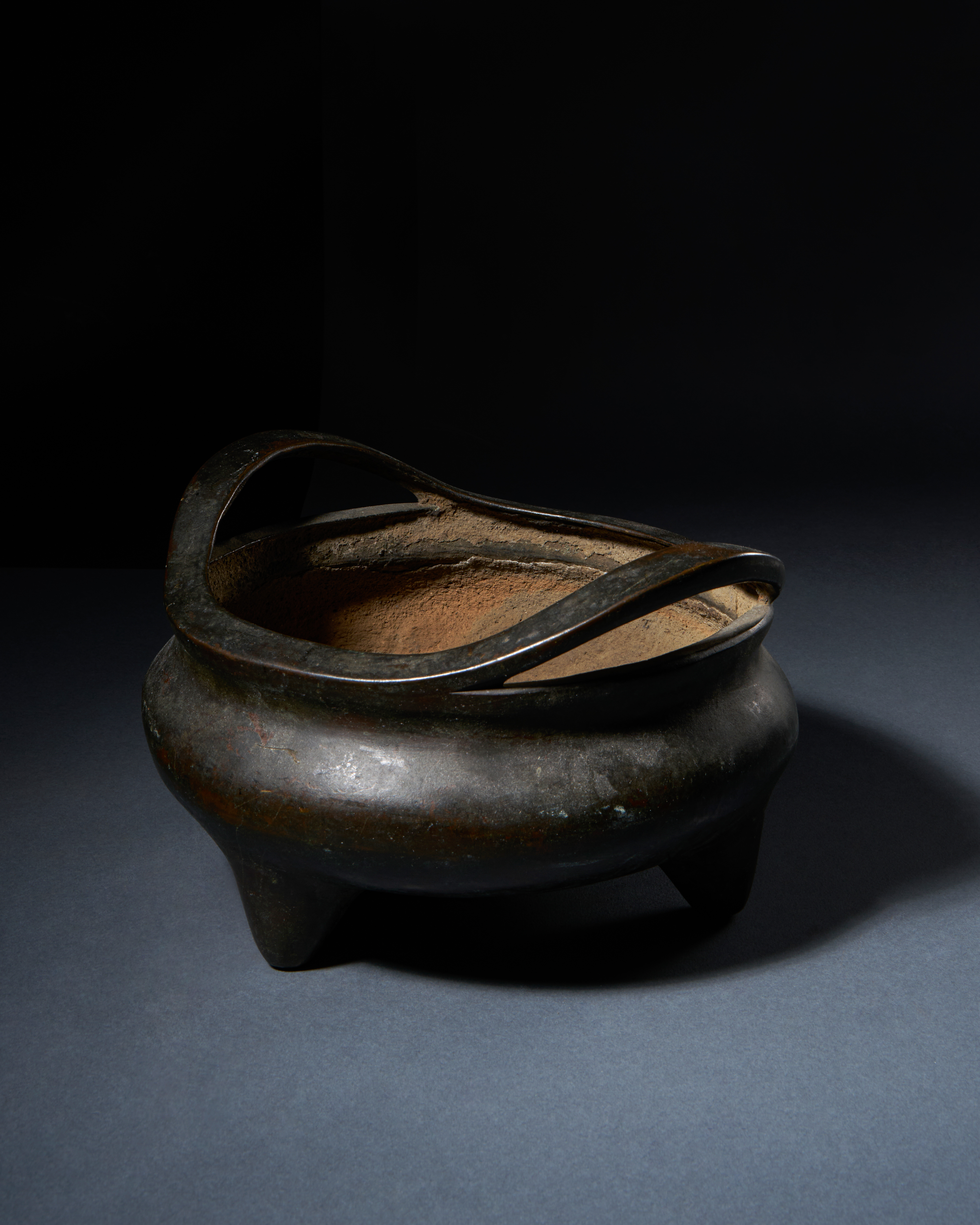 A LARGE CHINESE BRONZE TRIPOD CENSER, QING DYNASTY (1644-1911) - Image 2 of 6