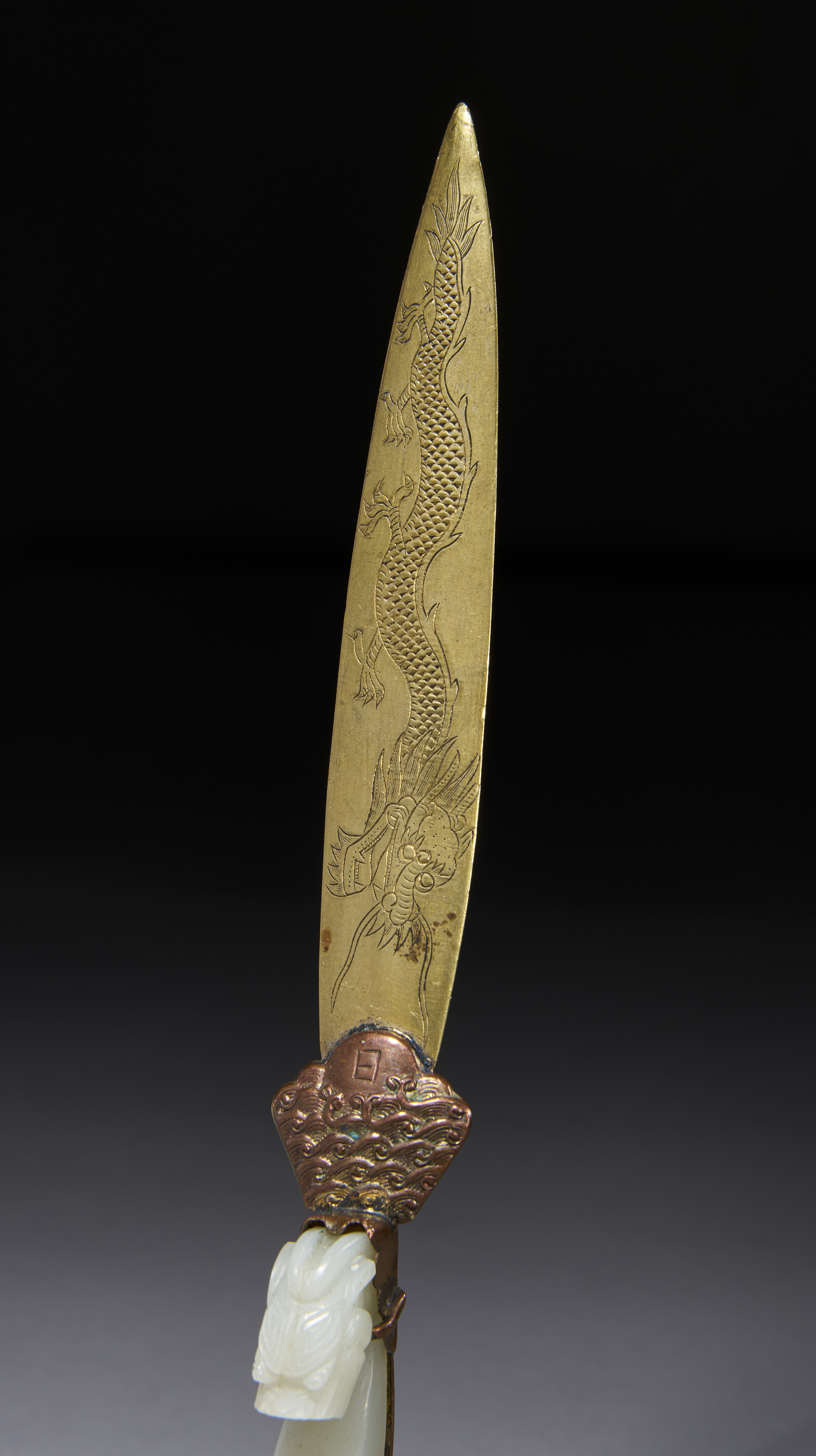 A CHINESE JADE MOUNTED WHITE METAL LETTER OPENER, QING DYNASTY (1644-1911) - Image 3 of 3