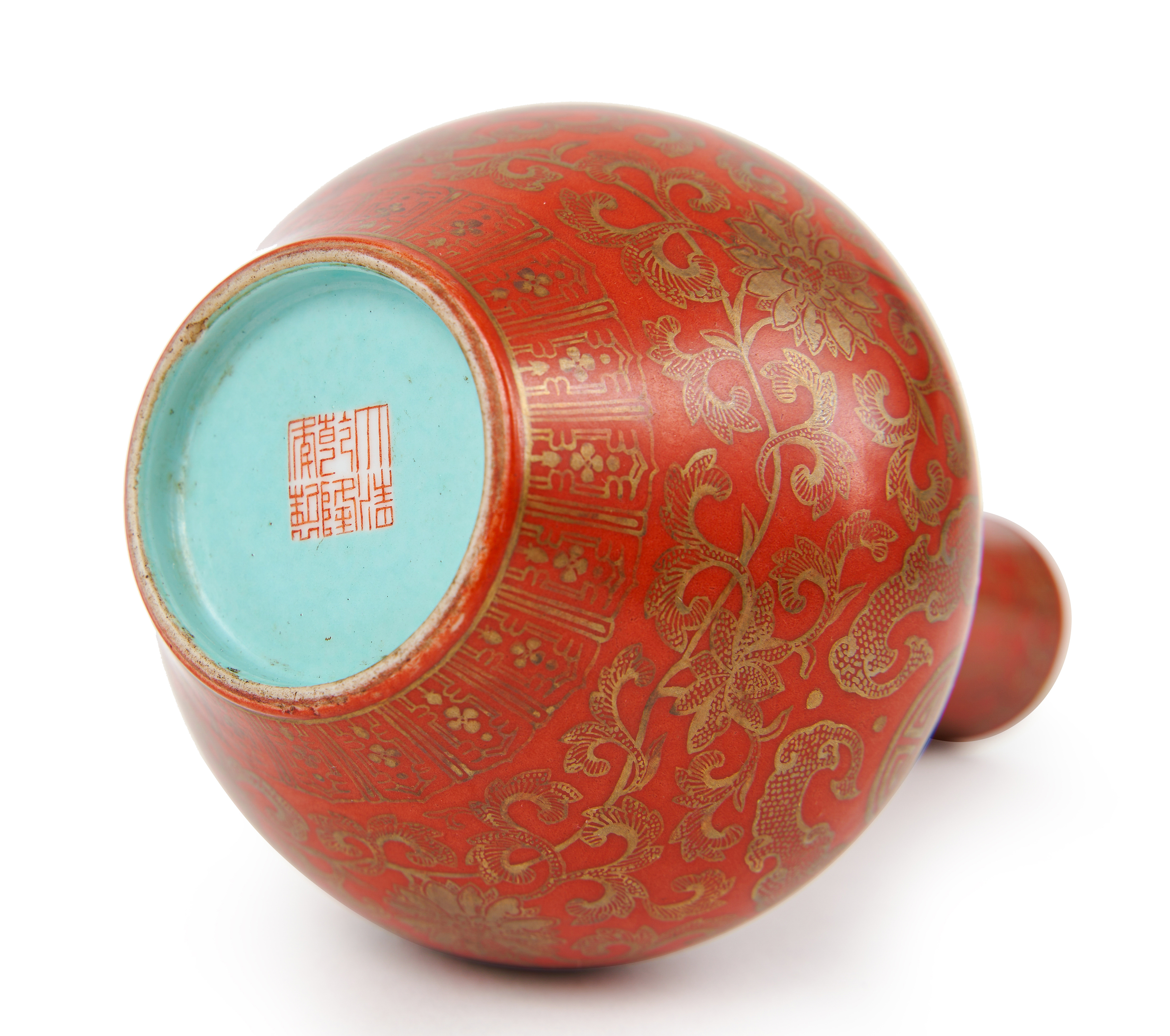A GILT-DECORATED CORAL-GROUND BOTTLE VASE, QING DYNASTY (1644-1911) - Image 5 of 5