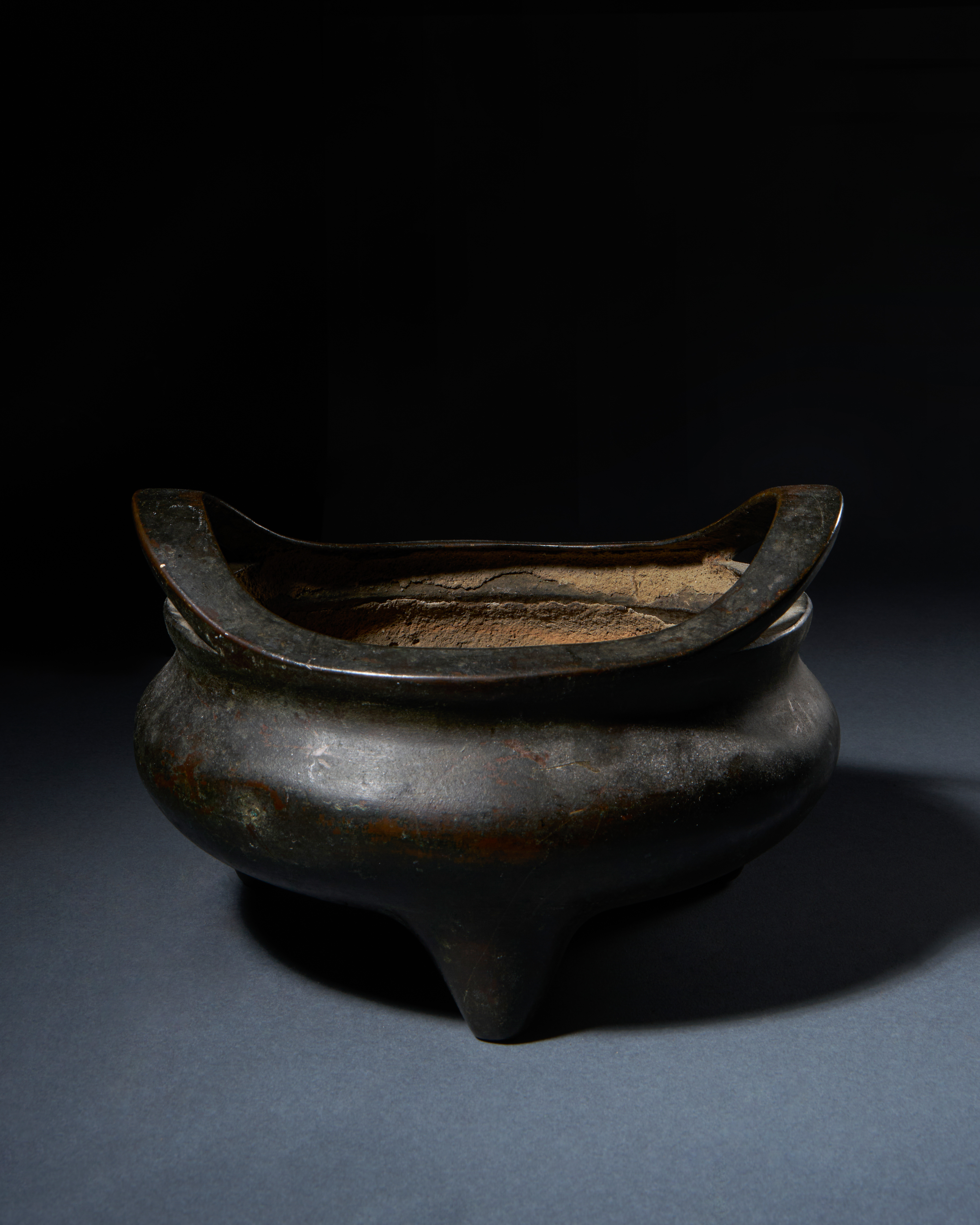 A LARGE CHINESE BRONZE TRIPOD CENSER, QING DYNASTY (1644-1911)