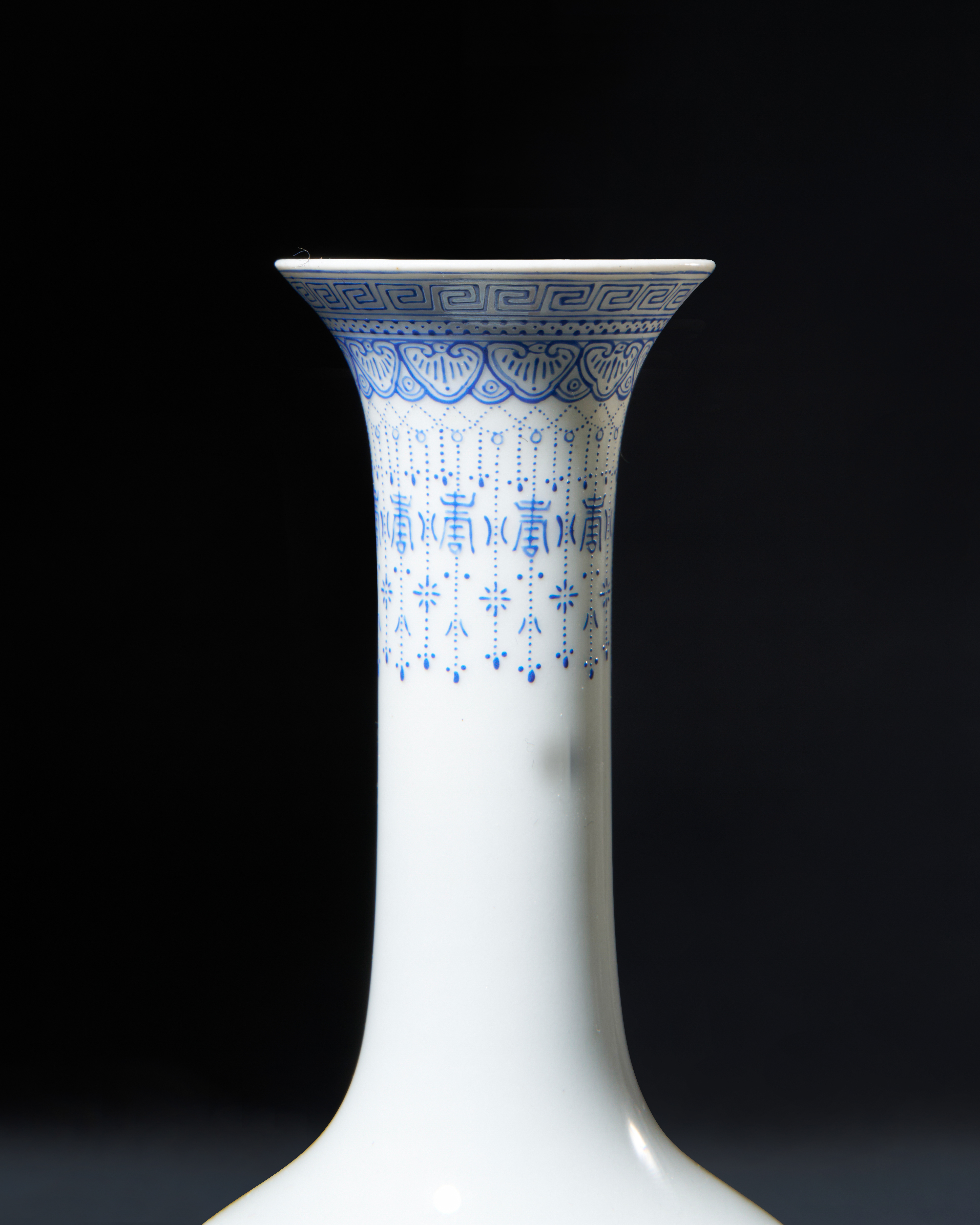 A FINE CHINESE FAMILLE ROSE VASE, QING DYNASTY OR EARLY REPUBLIC - Image 5 of 6