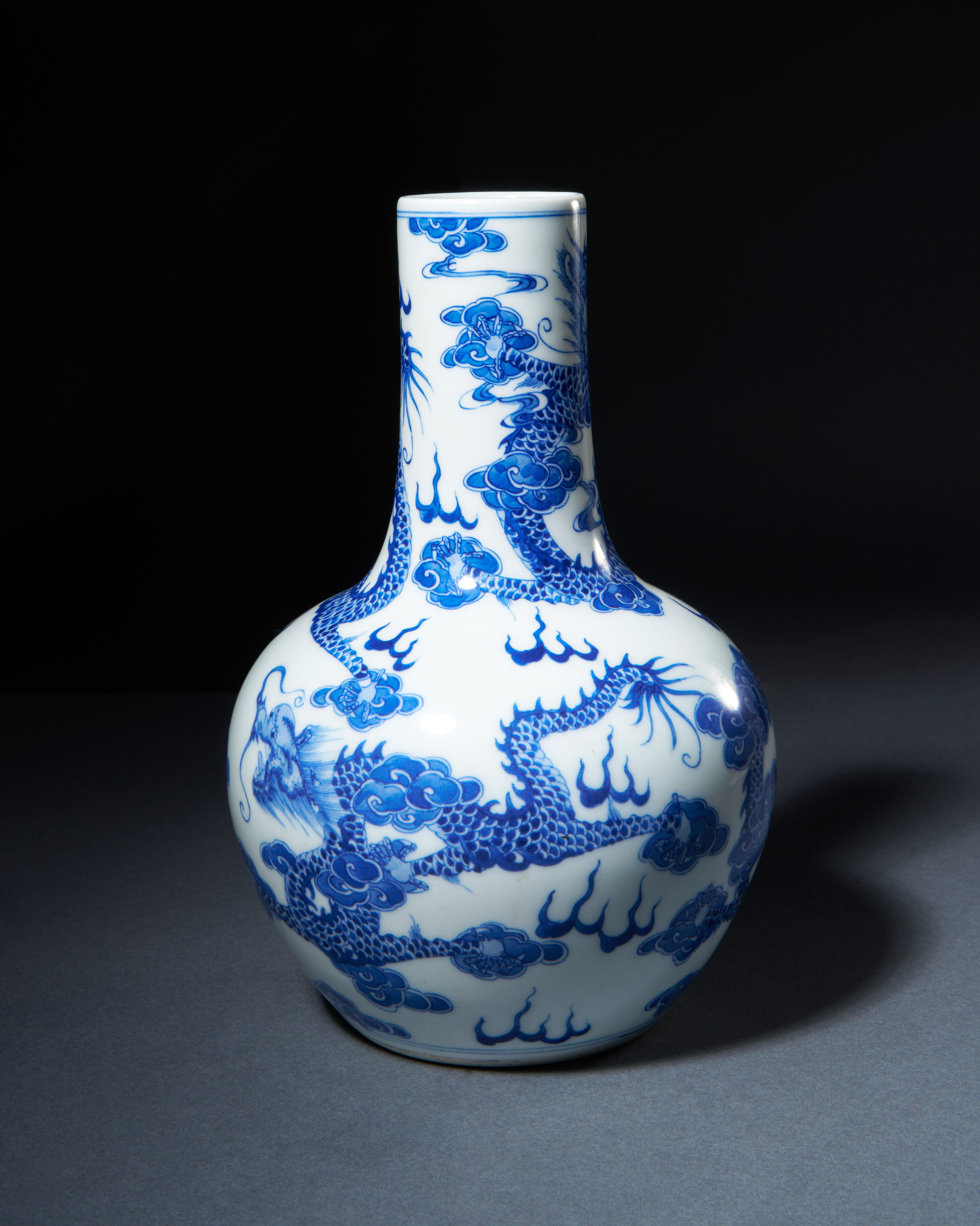A CHINESE BLUE & WHITE BOTTLE VASE, QING DYNASTY (1644-1911) - Image 3 of 6