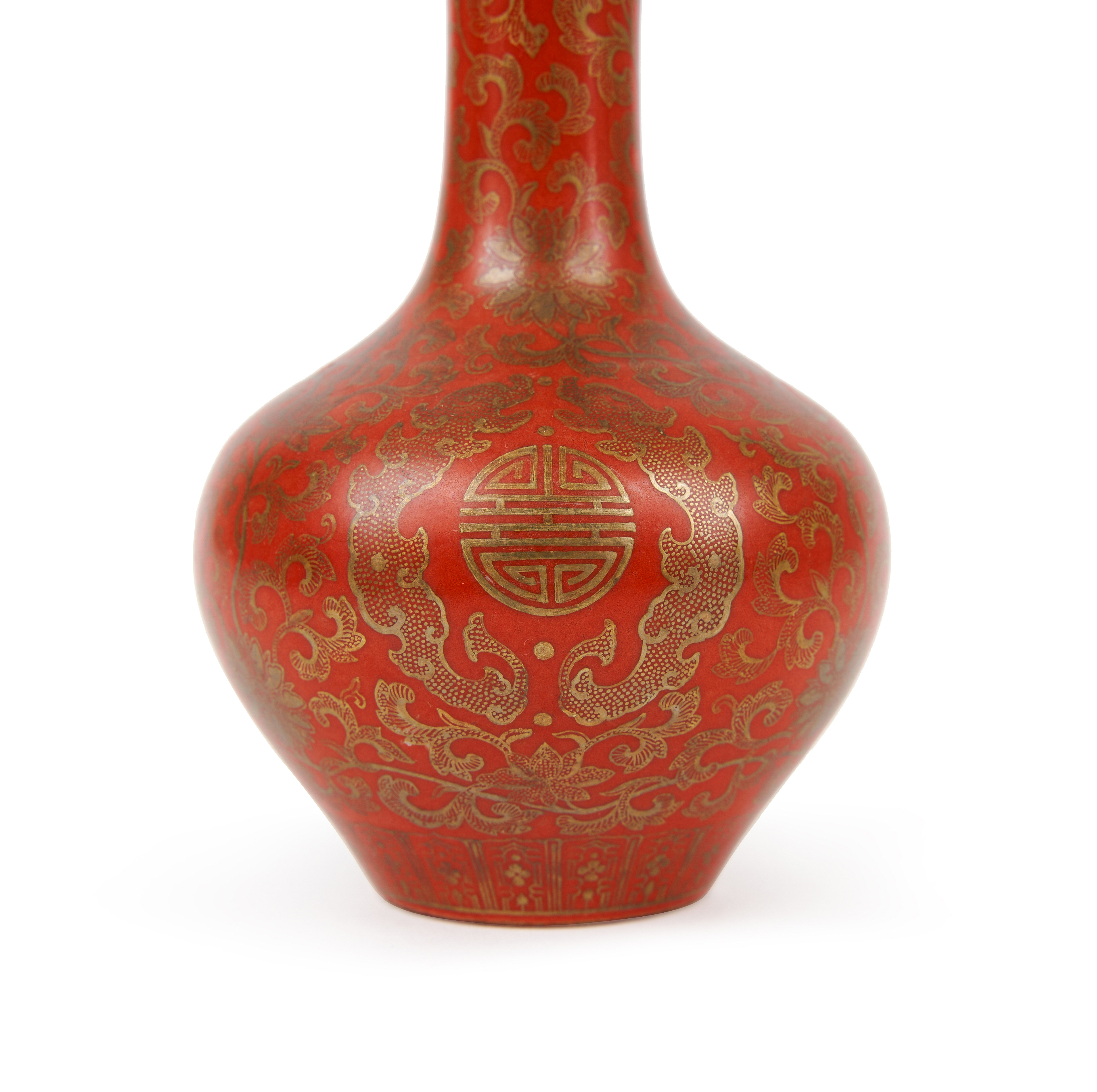 A GILT-DECORATED CORAL-GROUND BOTTLE VASE, QING DYNASTY (1644-1911) - Image 3 of 5