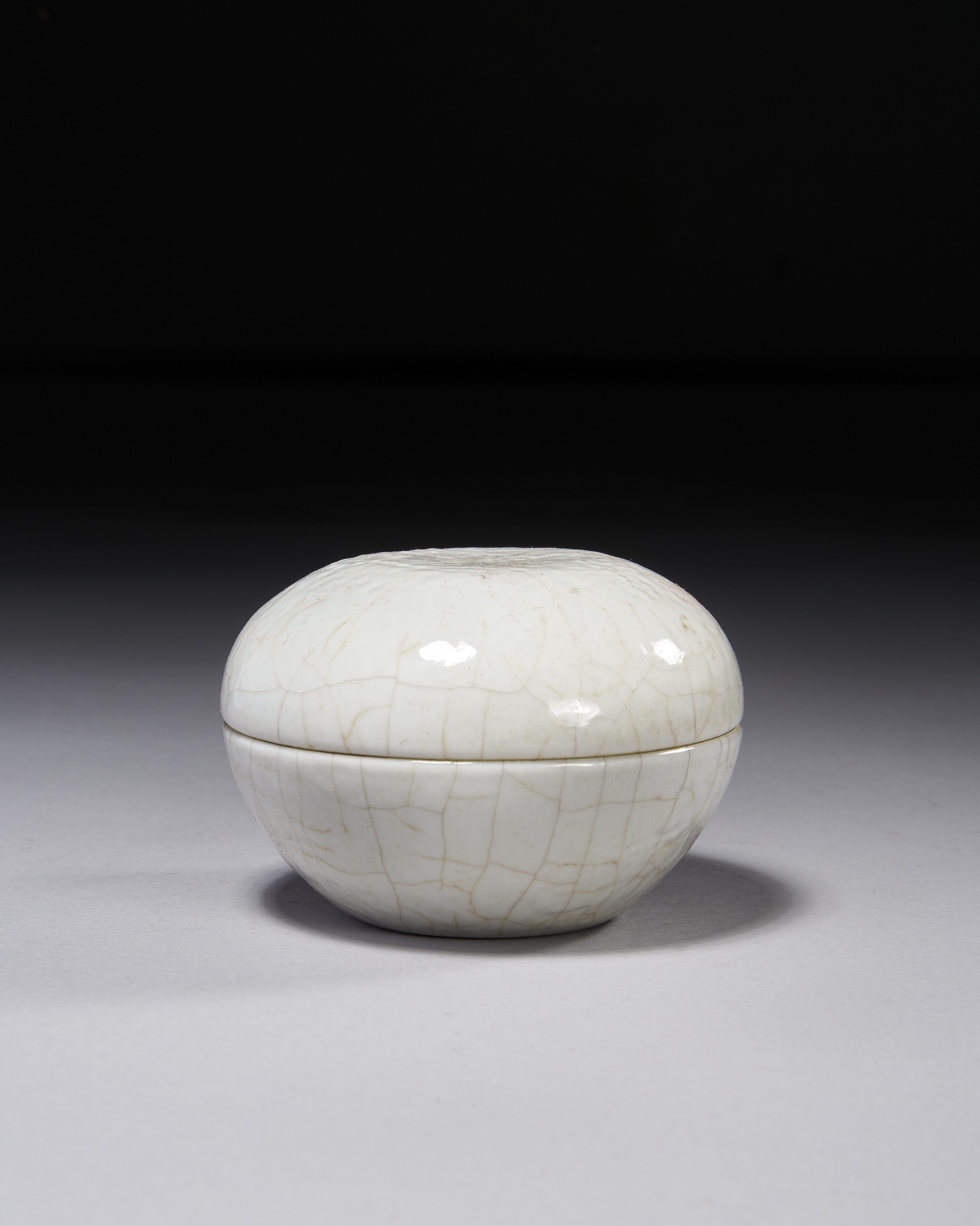 A CHINESE GE TYPE CRACKLE CIRCULAR BOX & LID, LATE MING OR EARLY QING - Image 2 of 4