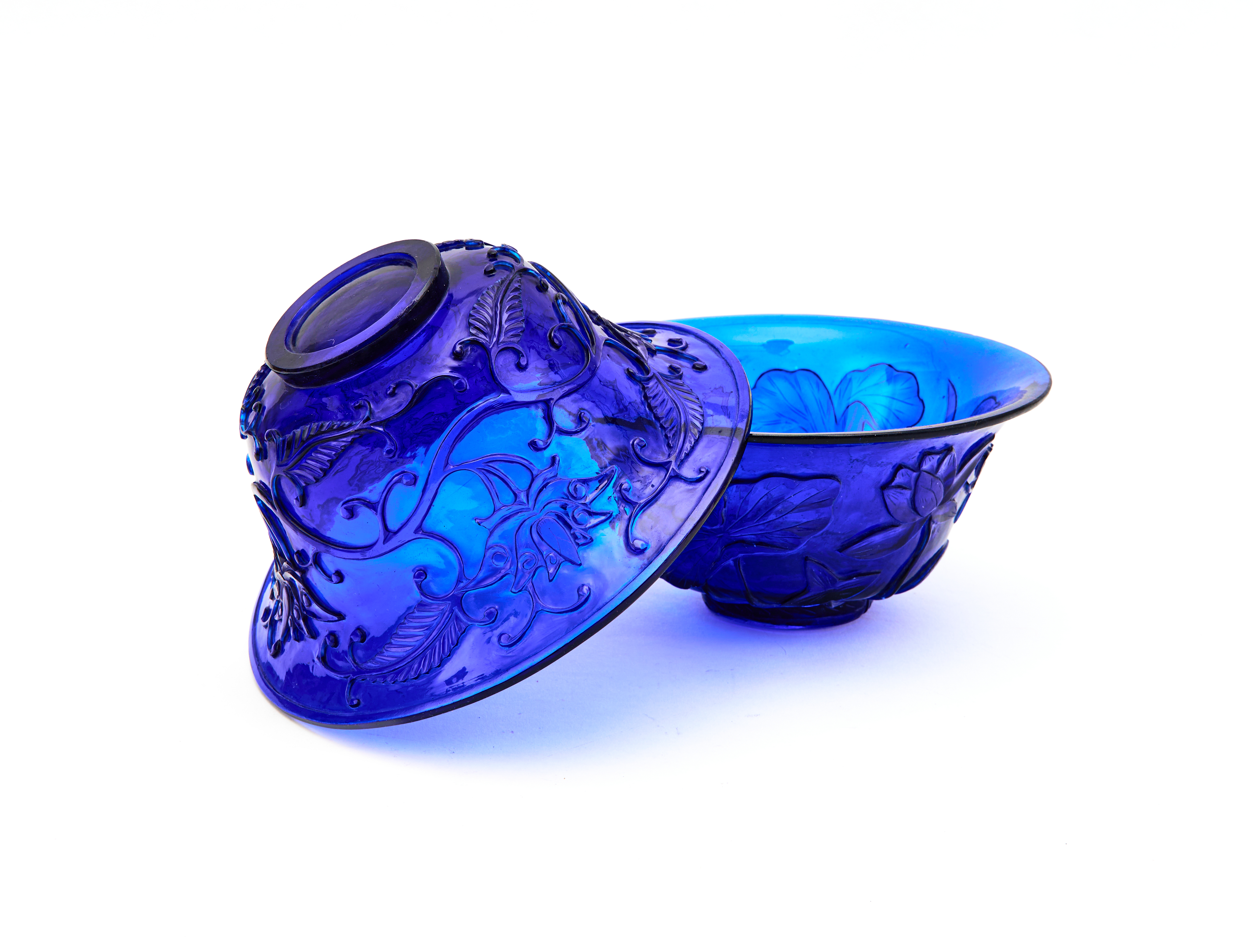 A PAIR OF CARVED BLUE GLASS BOWLS CHINA, QING DYNASTY (1644-1911) - Image 4 of 4